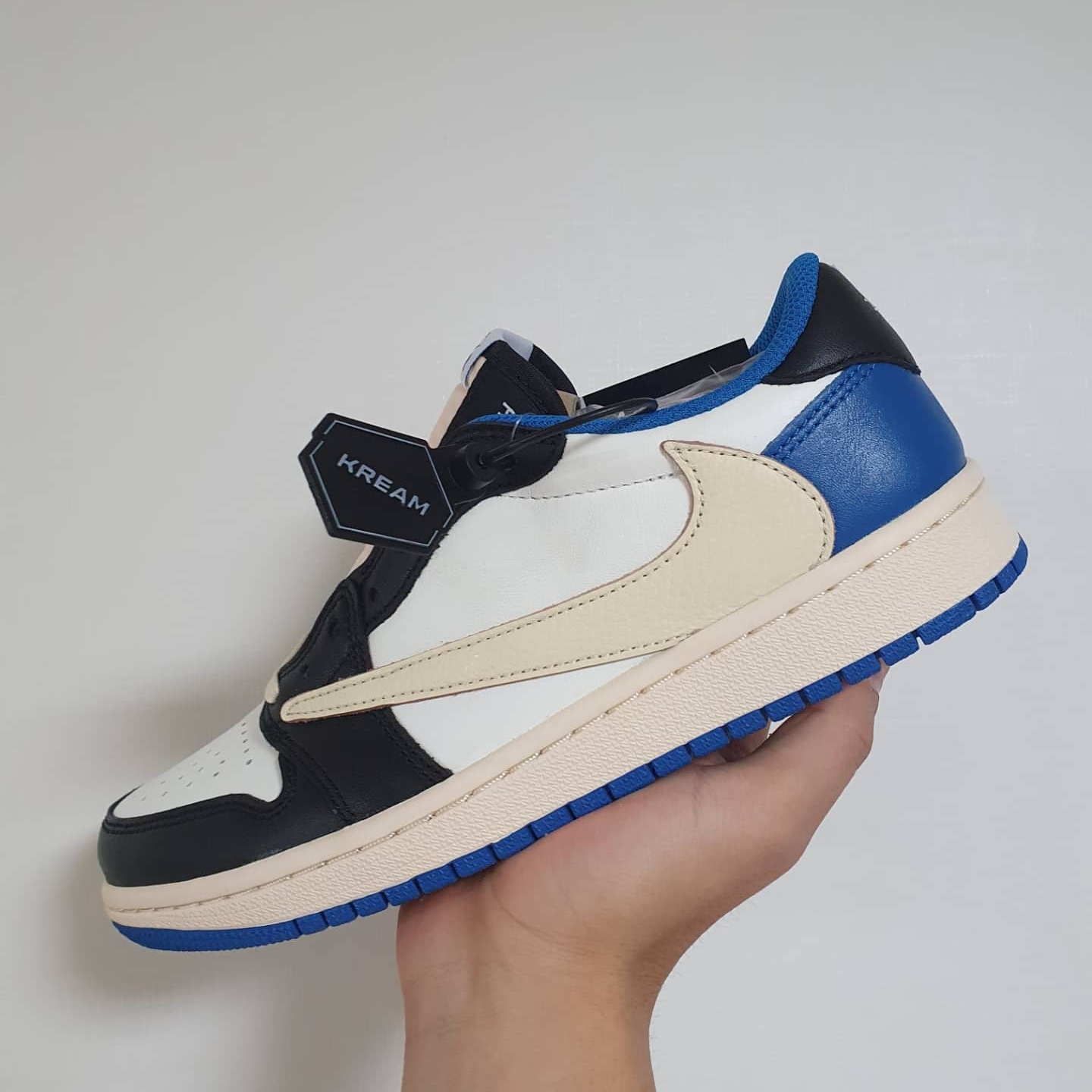 Jordan 1 x Travis Scott x Fragment Retro Low OG SP Military Blue 착용 스타일 - 1
