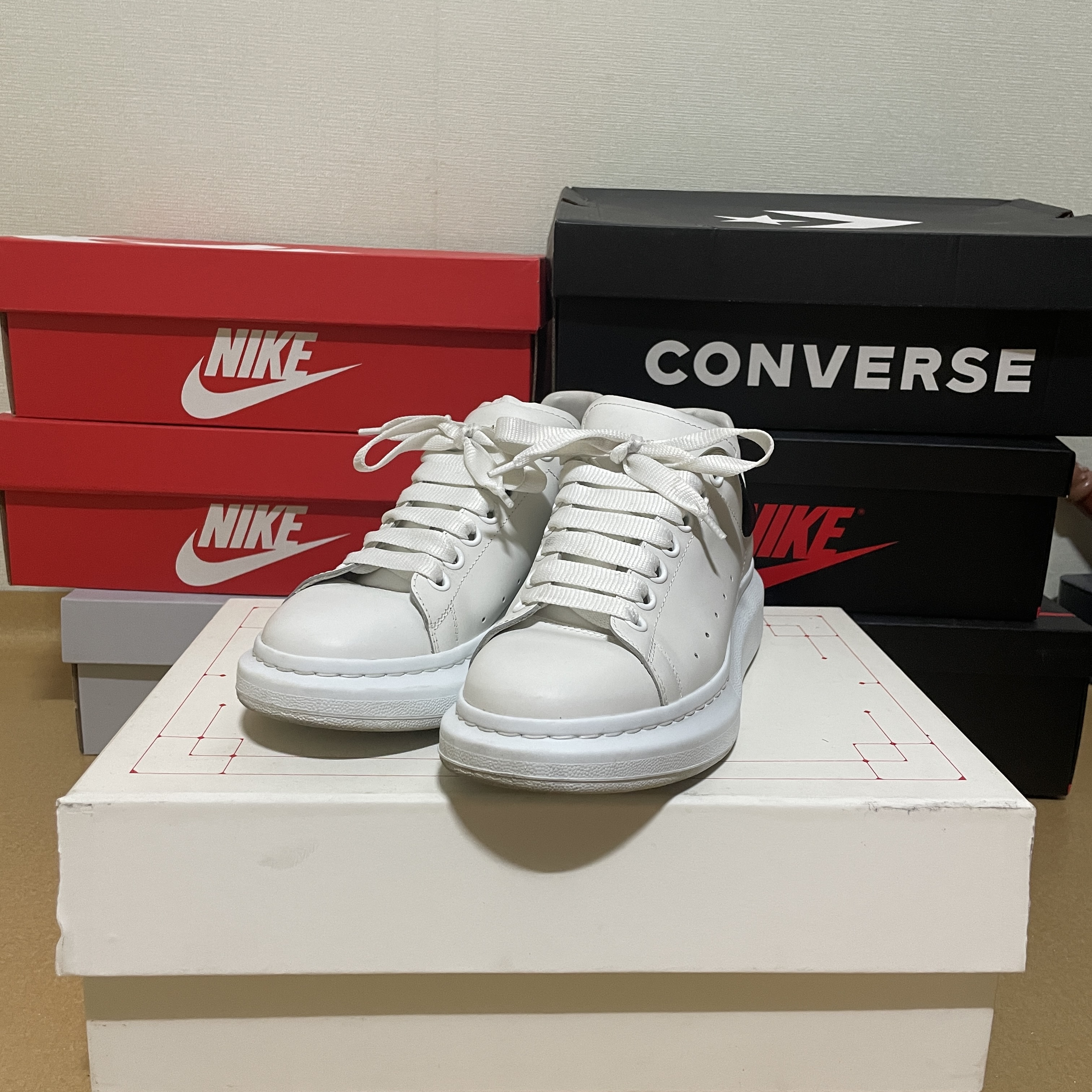 Alexander McQueen Oversized Sneakers White Black 착용 스타일 - 1