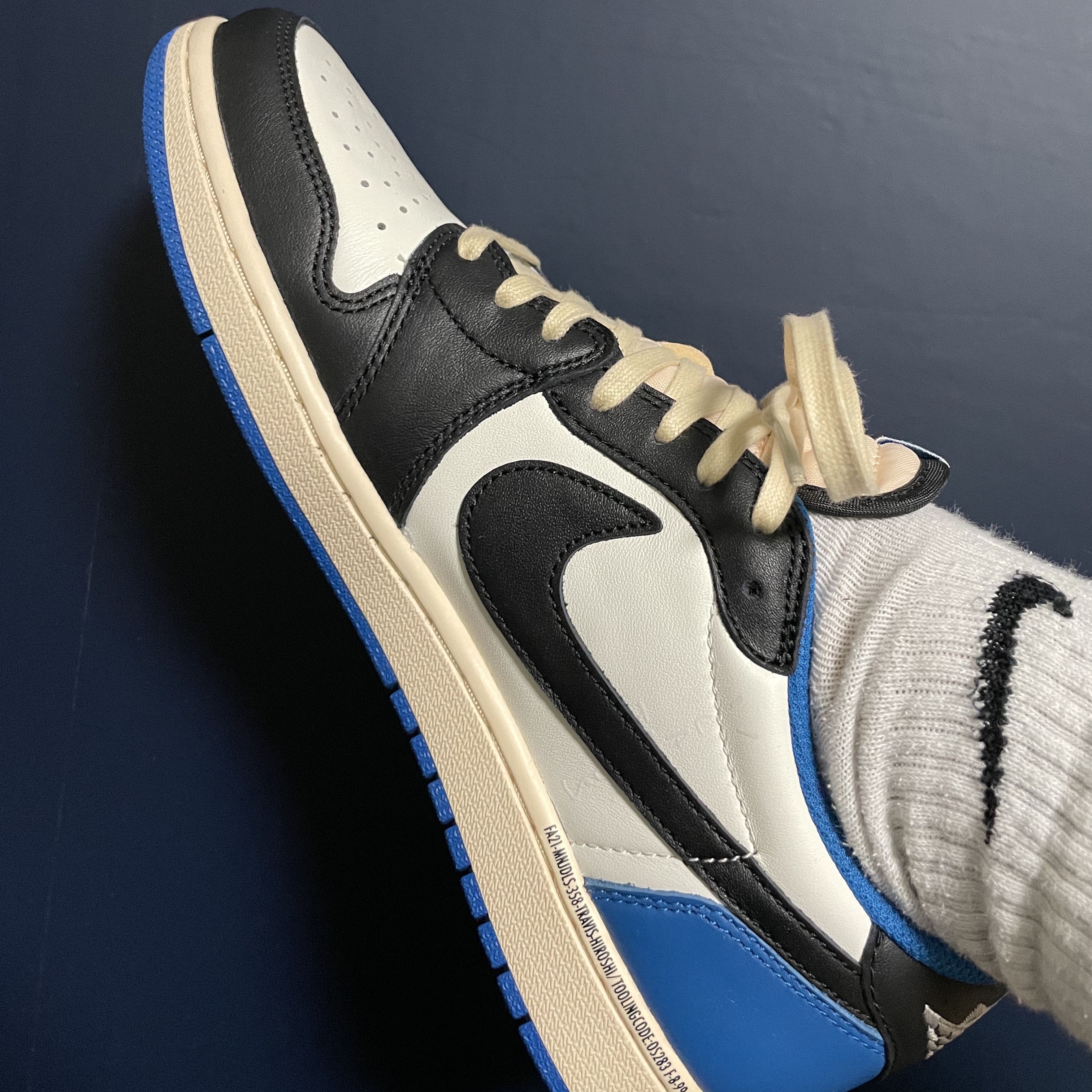 Jordan 1 x Travis Scott x Fragment Retro Low OG SP Military Blue 착용 스타일 - 1