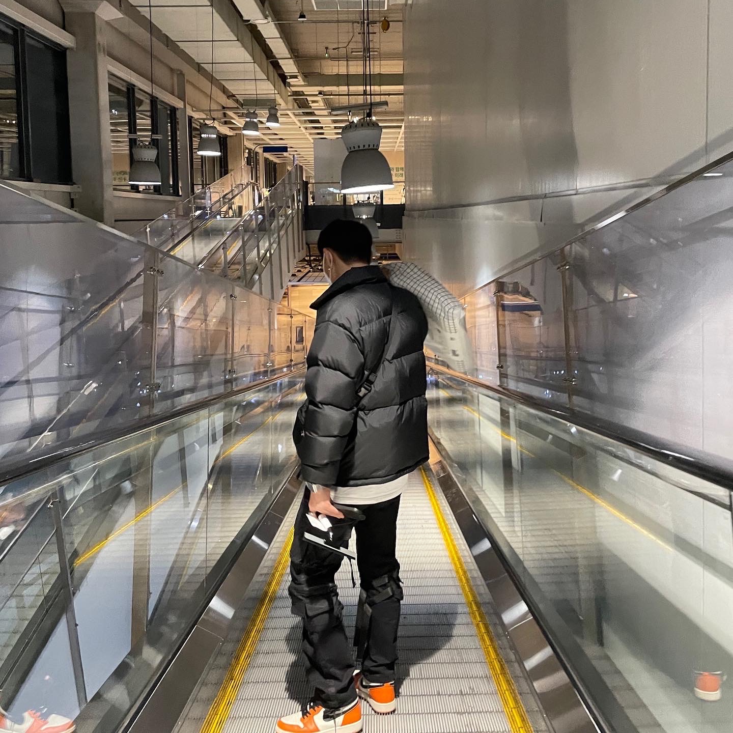 Jordan 1 Retro High OG Reverse Shattered Backboard, Arc'teryx Mantis 2 Waistpack Black 착용 스타일 - 1