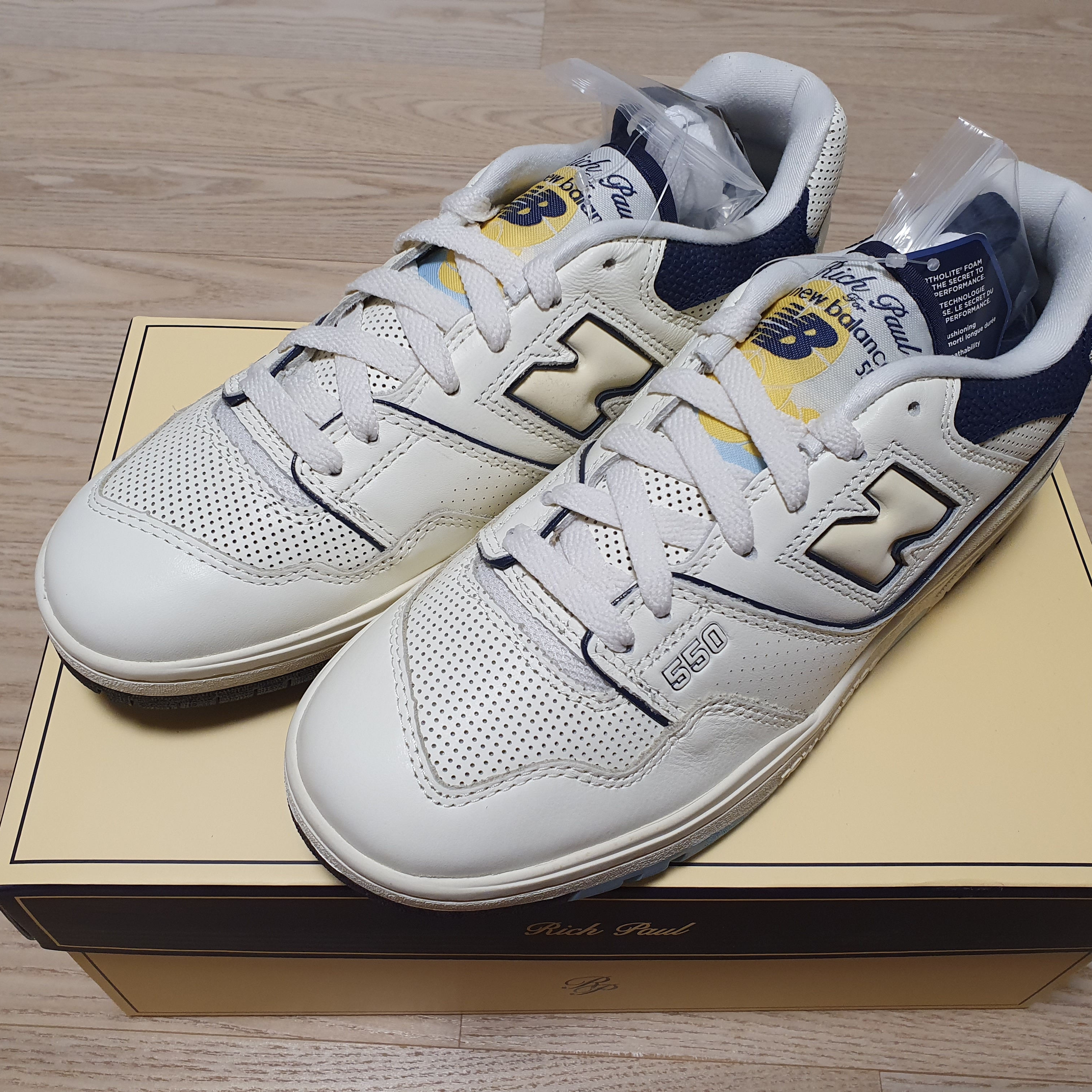 New Balance x Rich Paul 550 White Baby Blue 착용 스타일 - 2