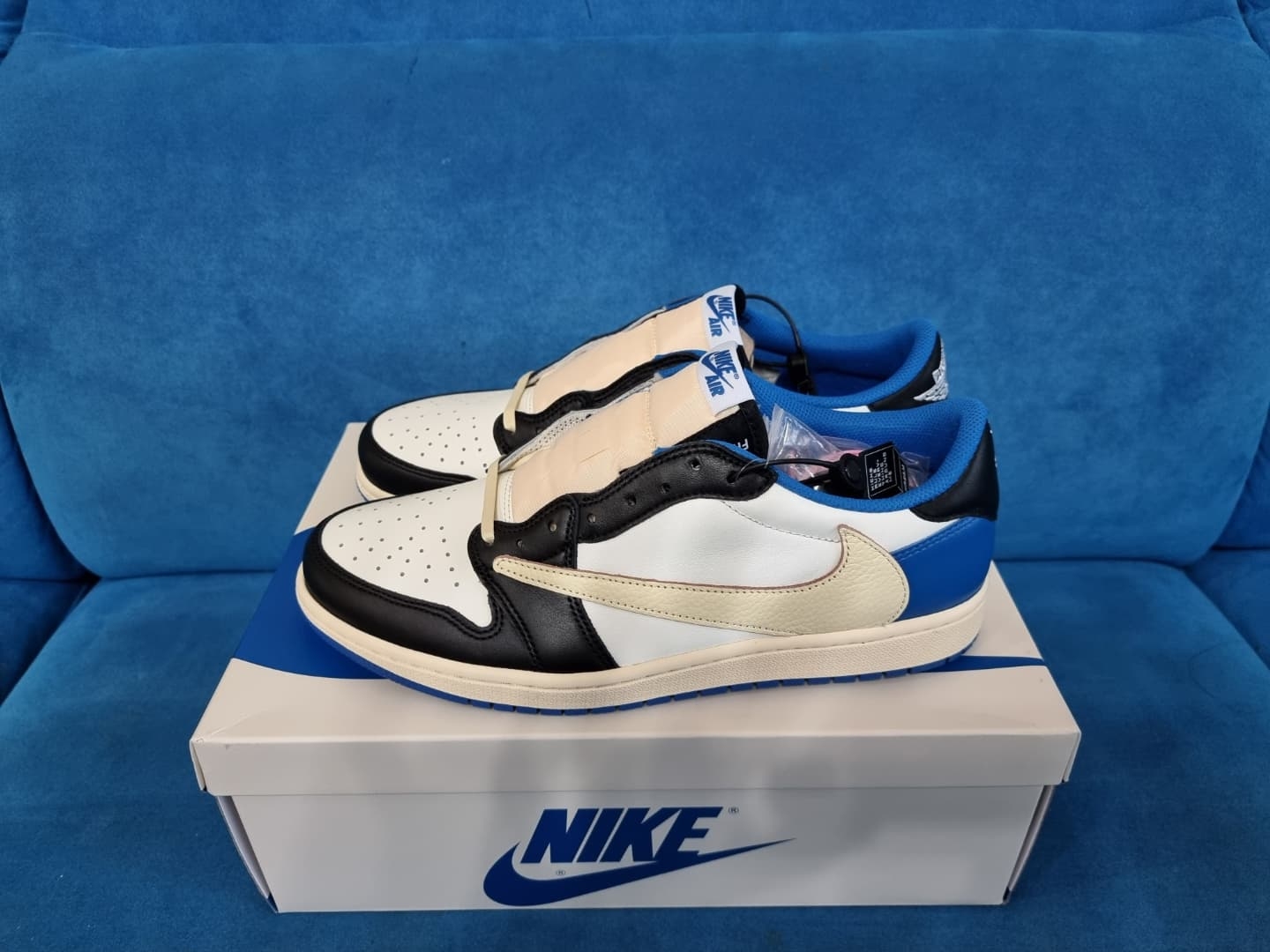 Jordan 1 x Travis Scott x Fragment Retro Low OG SP Military Blue 착용 스타일 - 1