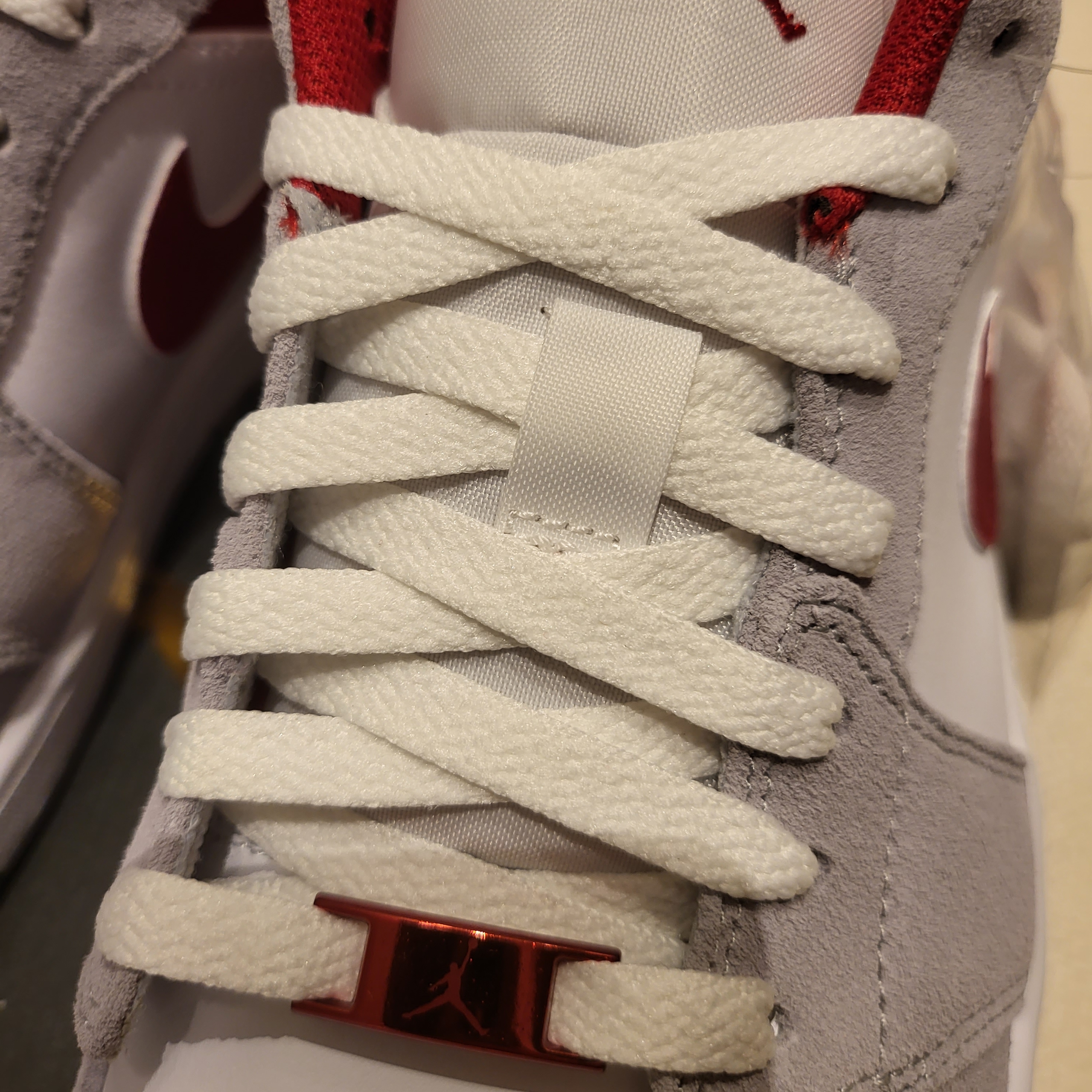 Jordan 1 Low SE Light Smoke Grey Gym Red 착용 스타일 - 2