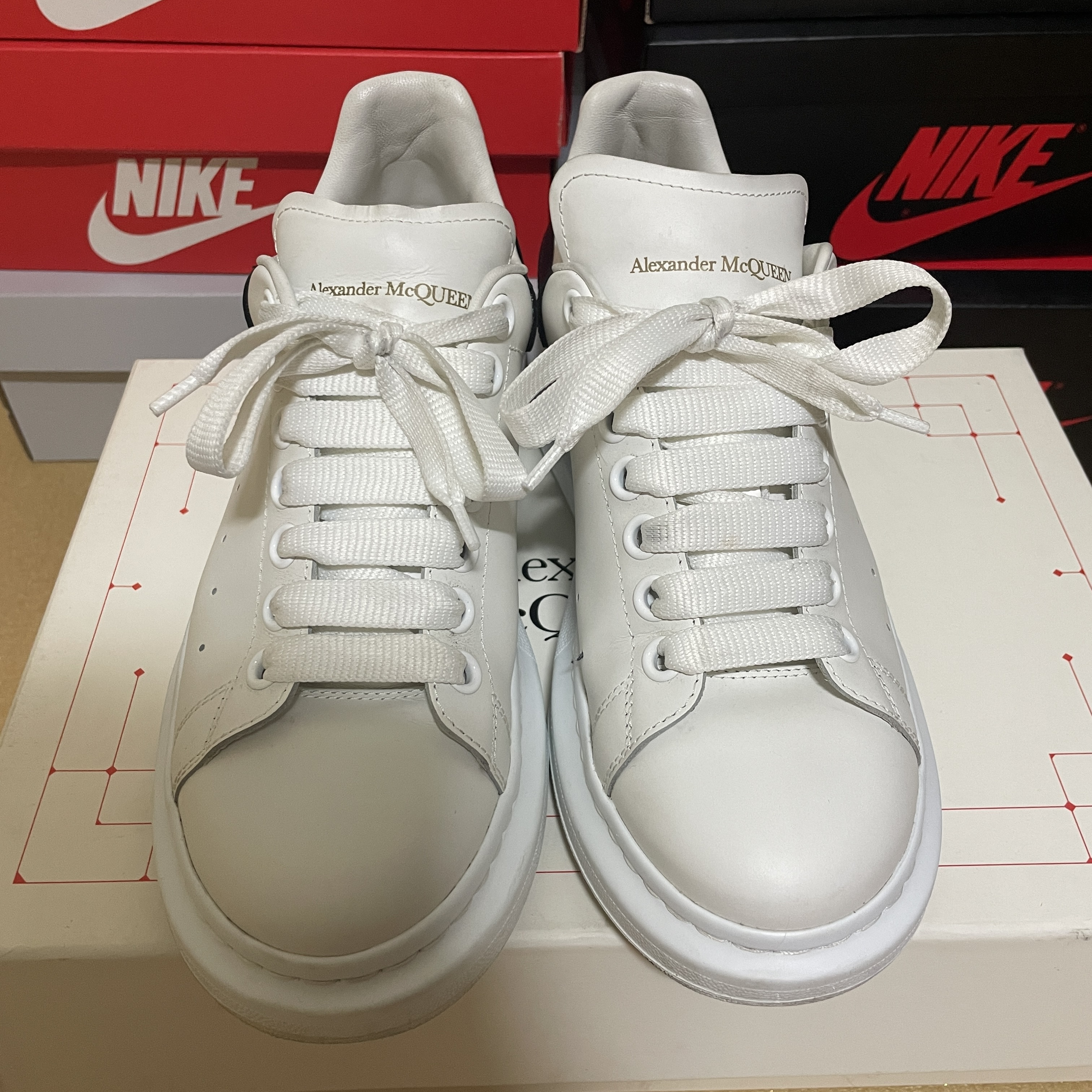 Alexander McQueen Oversized Sneakers White Black 착용 스타일 - 3
