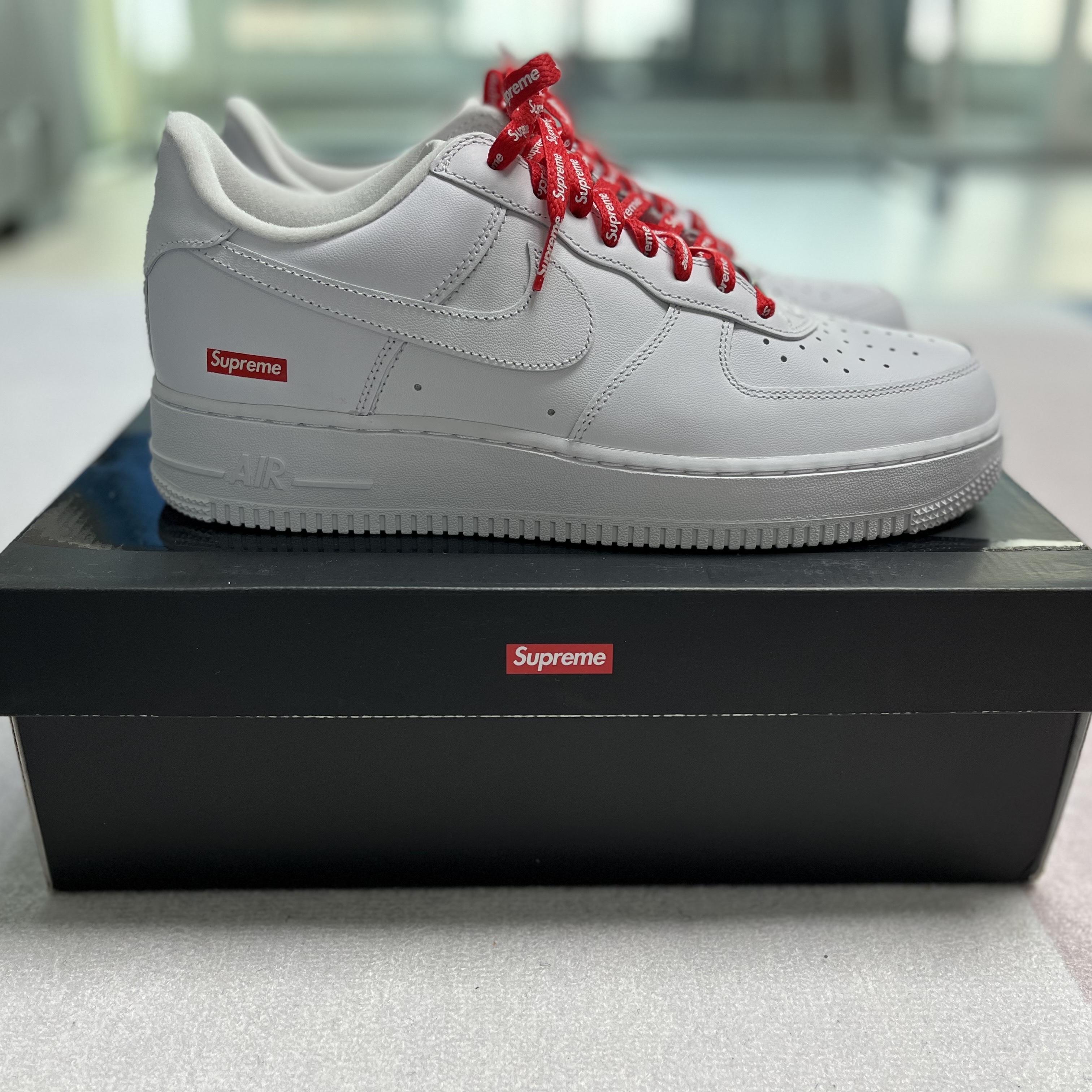 Nike x Supreme Air Force 1 Low White 착용 스타일 - 1