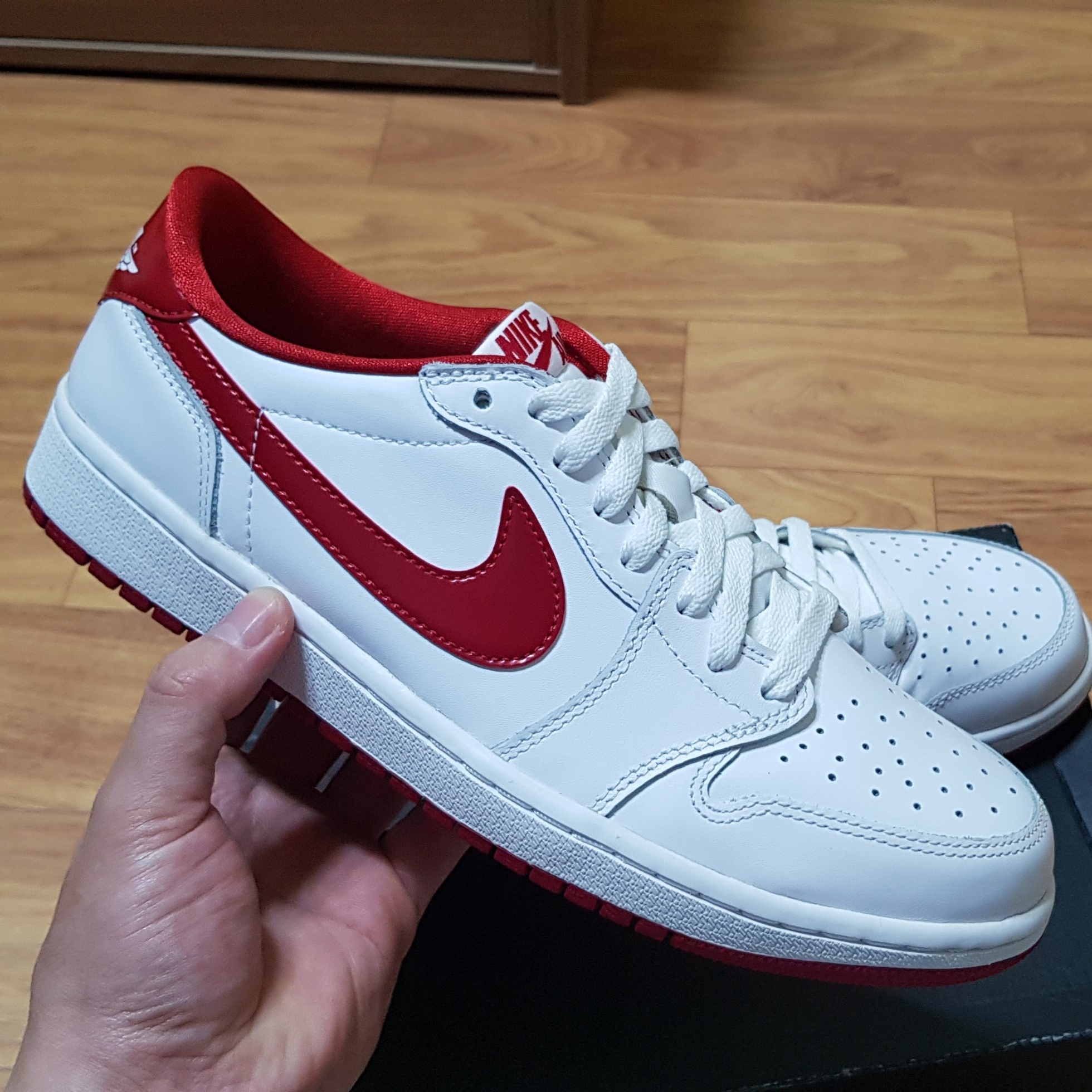 Jordan 1 Retro Low OG White Varsity Red 착용 스타일