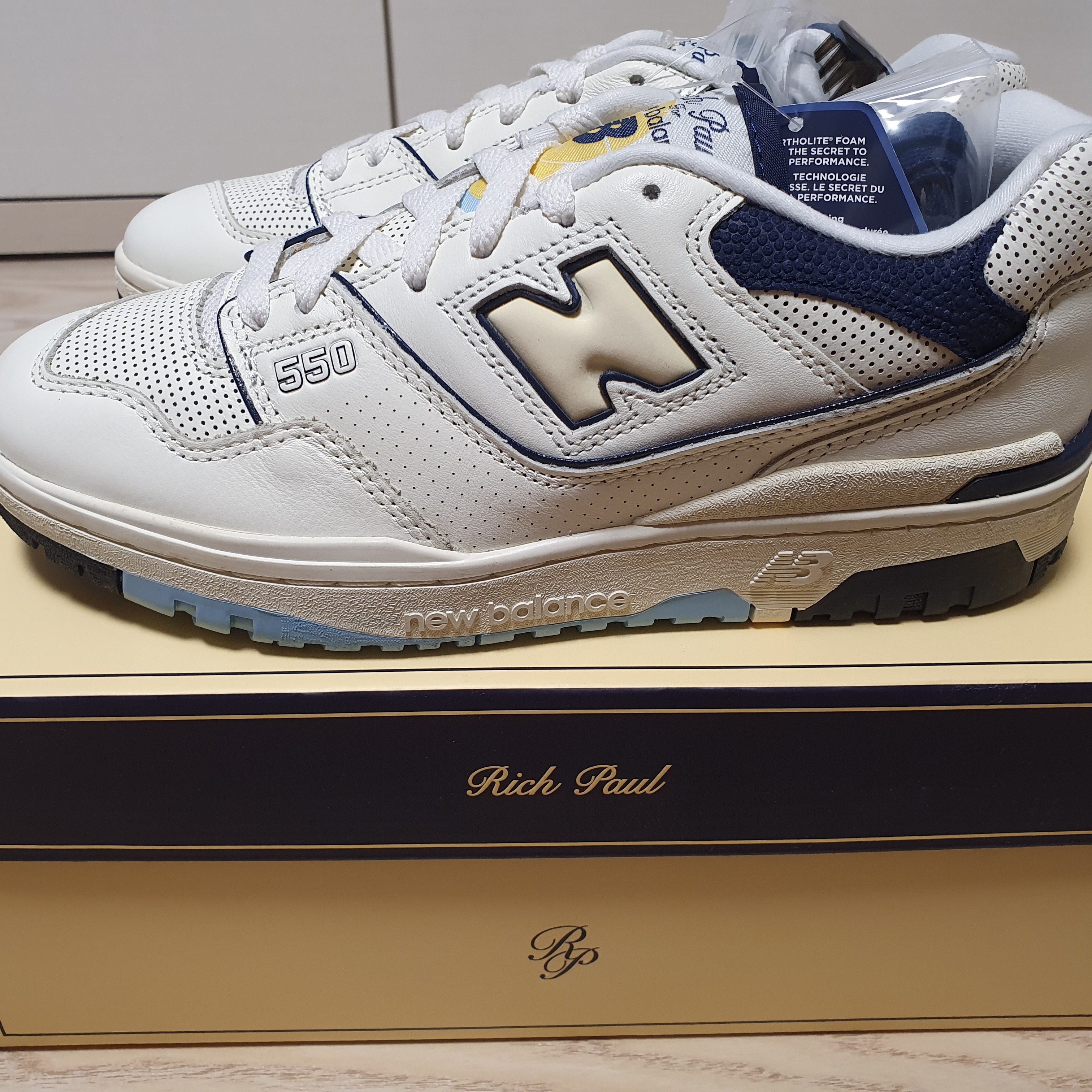 New Balance x Rich Paul 550 White Baby Blue 착용 스타일 - 1