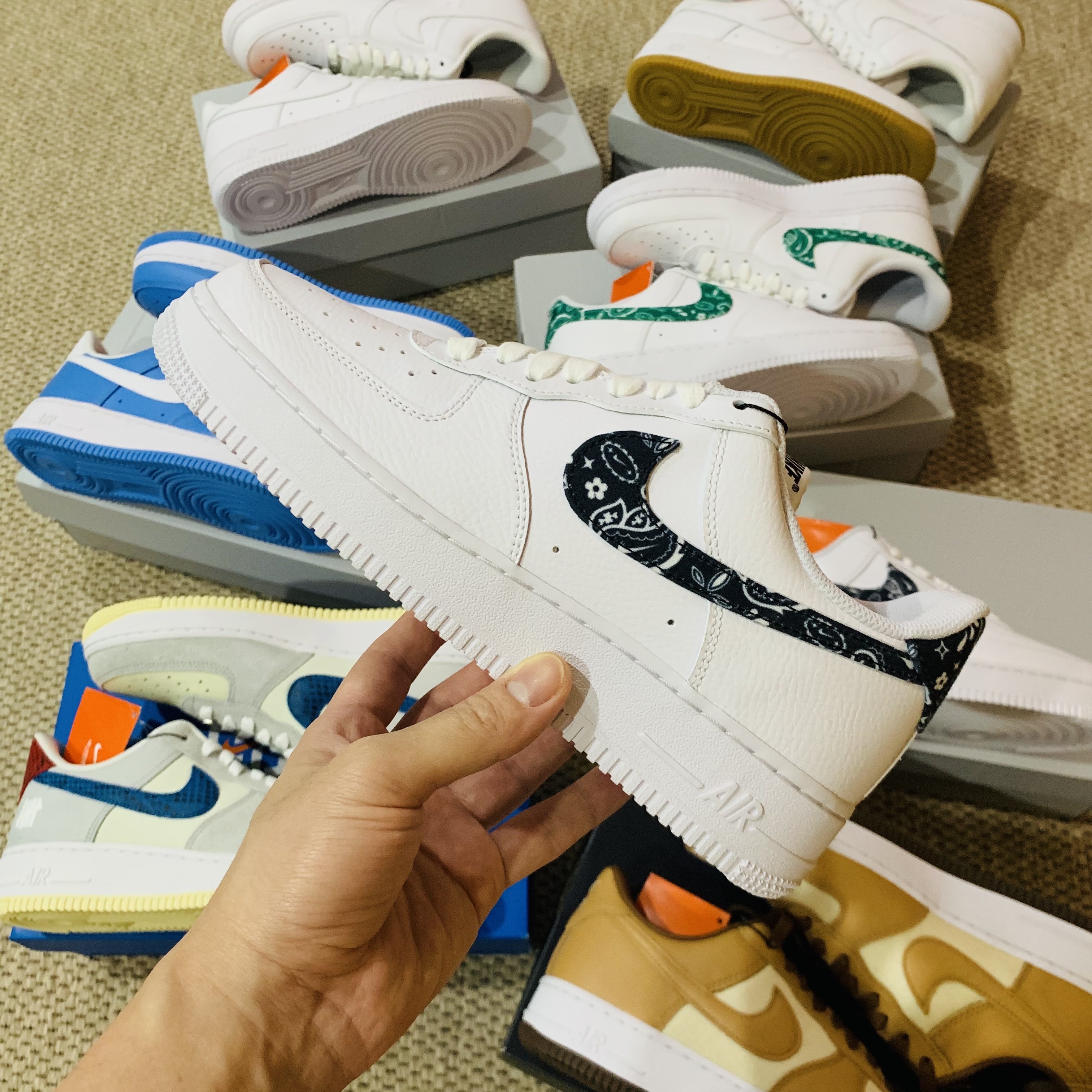 Nike Air Force 1 '07 Low White, (W) Nike Air Force 1 '07 Essential Paisley Swoosh White Black 착용 스타일 - 3