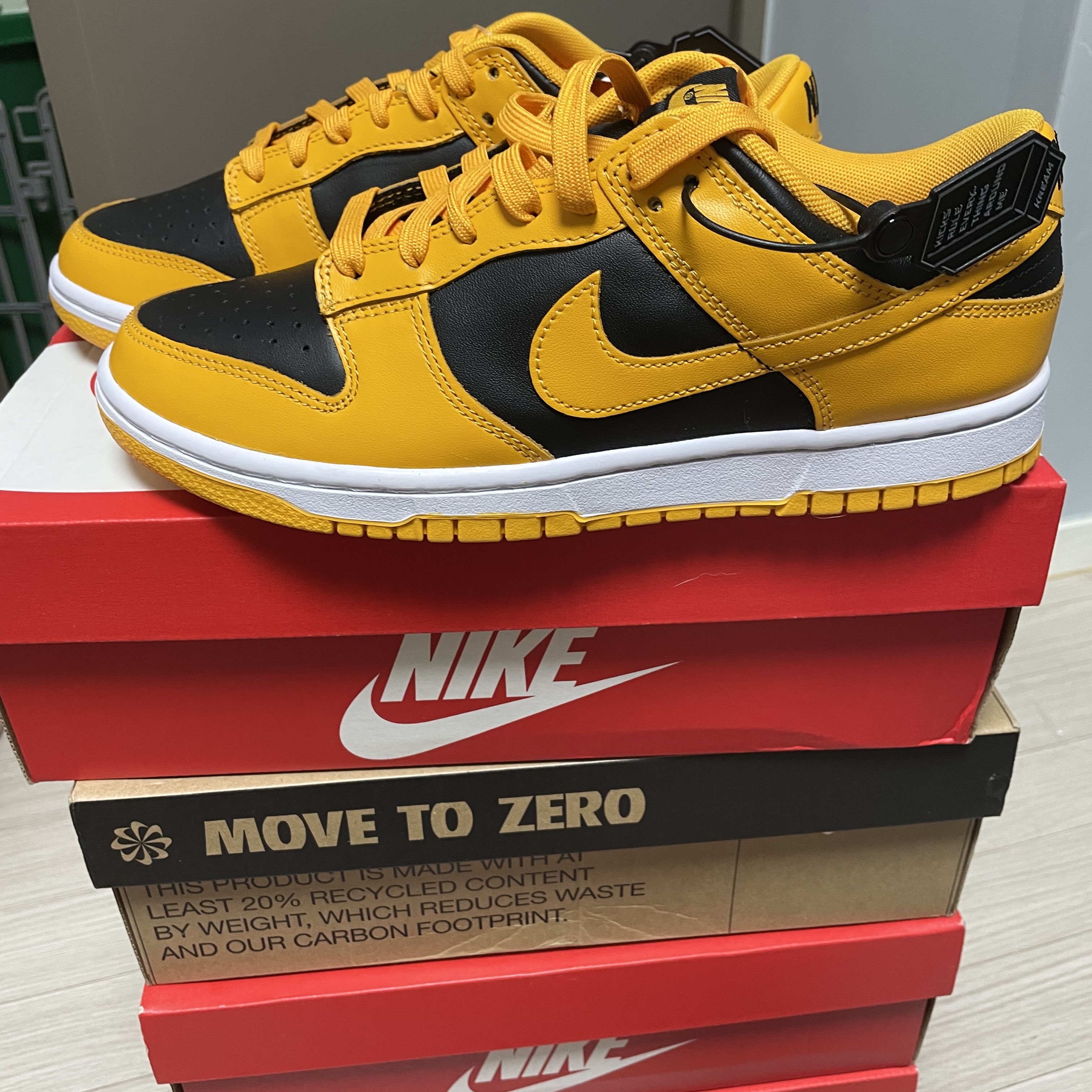 Nike Dunk Low Retro Championship Goldenrod 착용 스타일