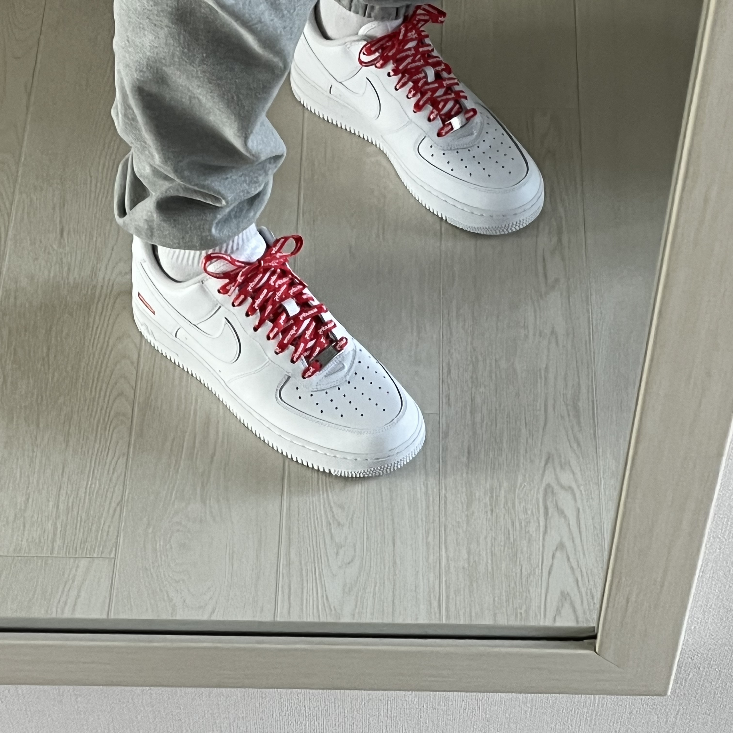 Nike x Supreme Air Force 1 Low White 착용 스타일 - 3