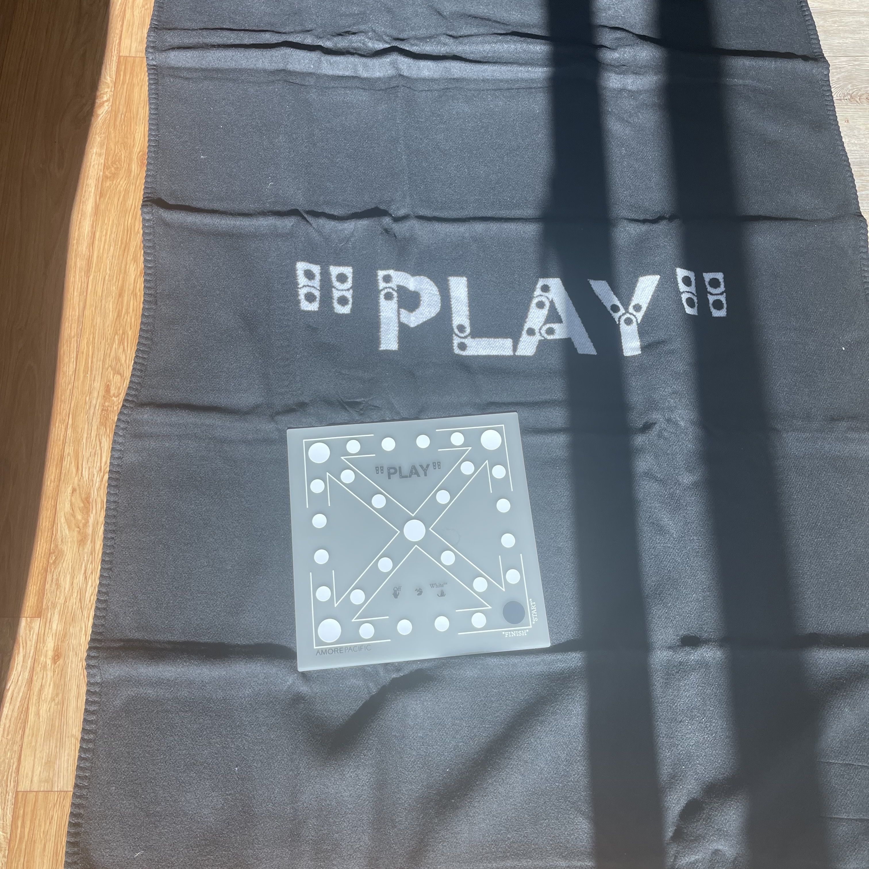 Off-White x Amore Pacific Play Kit 착용 스타일 - 4