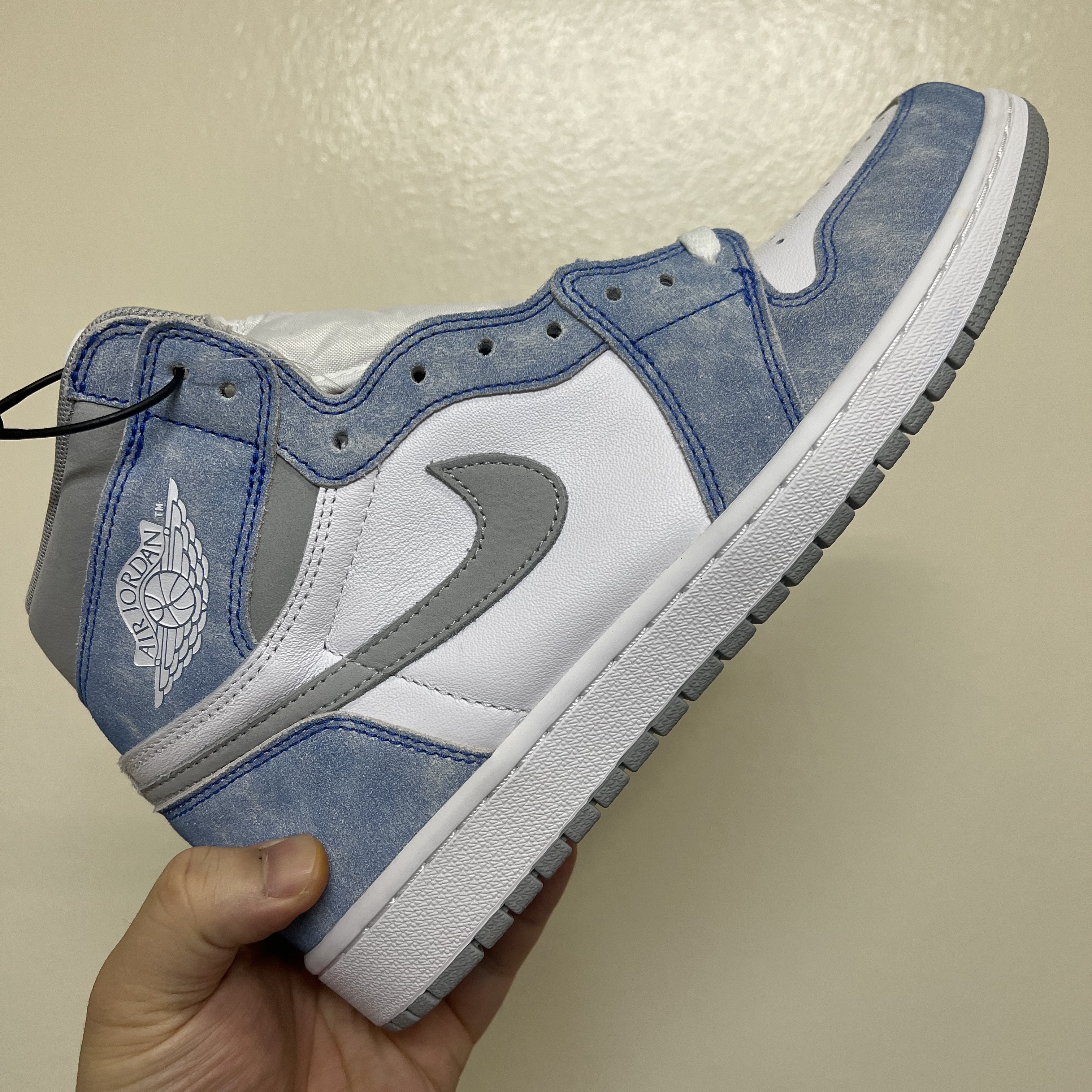 Jordan 1 Retro High OG Hyper Royal 착용 스타일 - 2