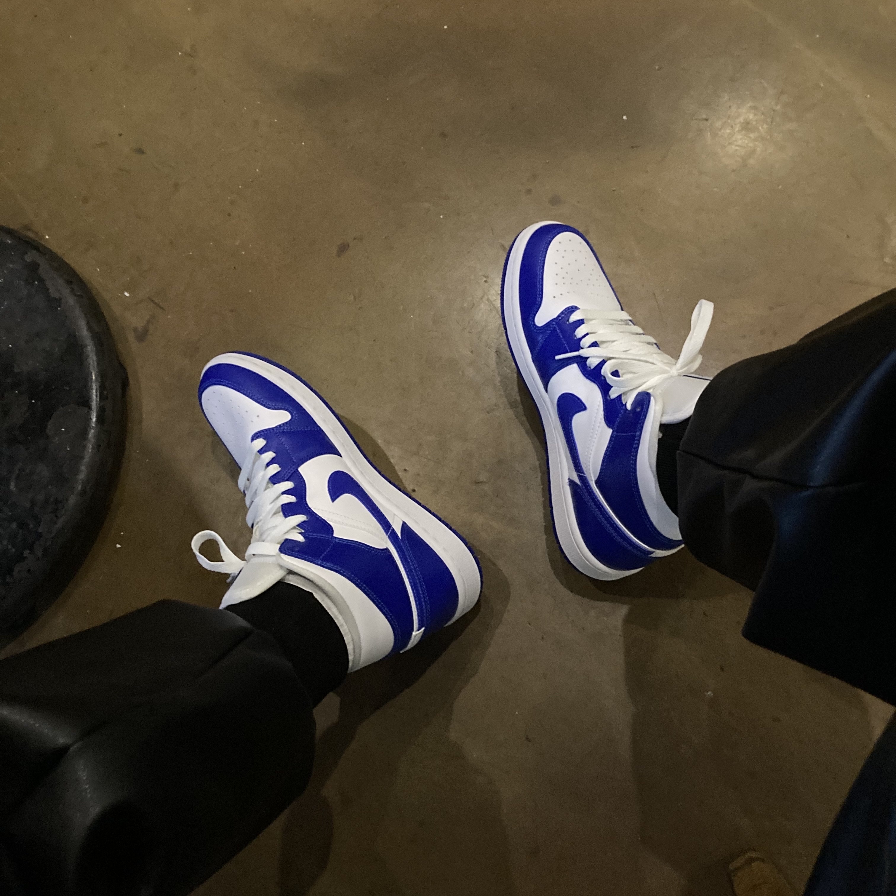 (W) Jordan 1 Mid White Hyper Royal 착용 스타일