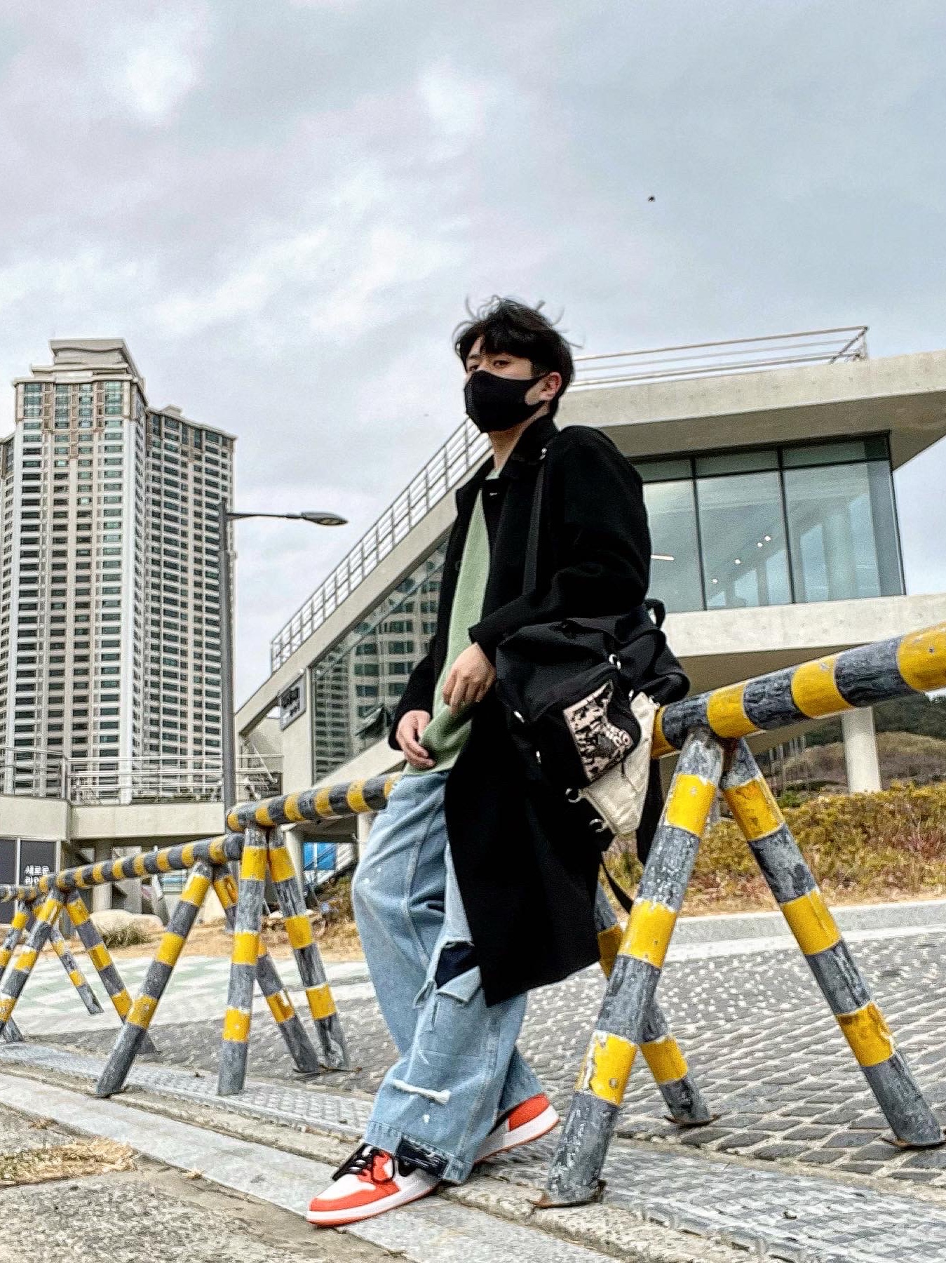 Jordan 1 Low OG Starfish, Zara x Ader Error Patchwork Jeans Blue 착용 스타일 - 2