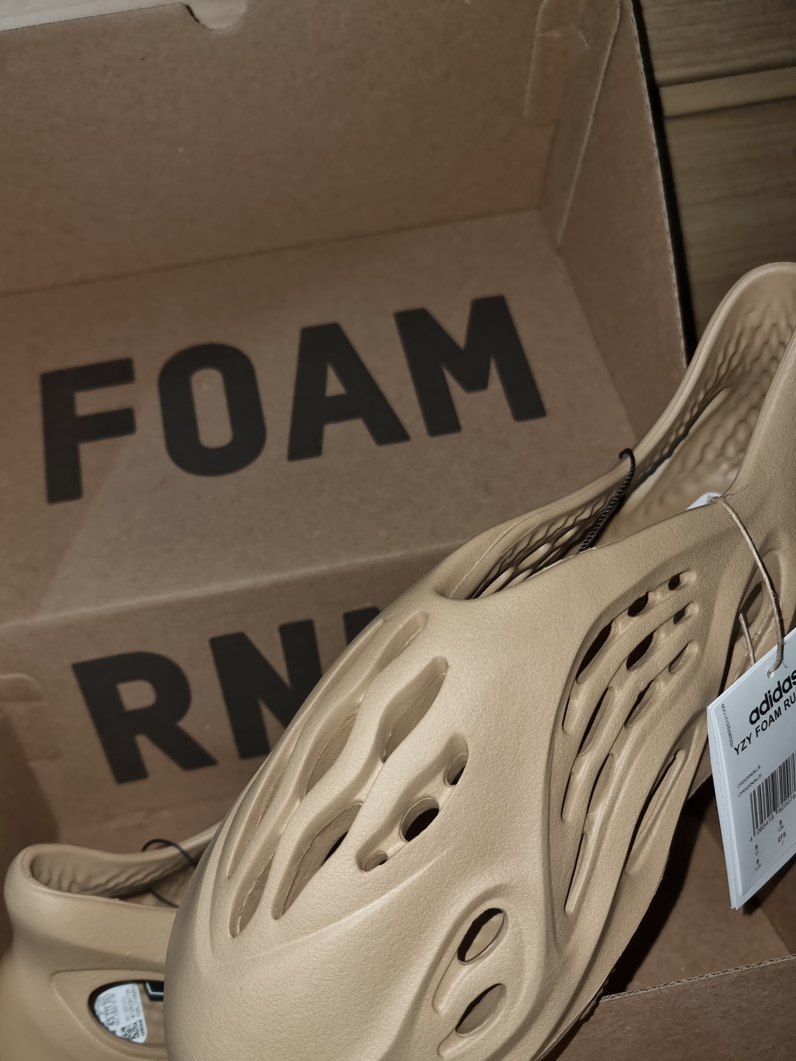 Adidas Yeezy Foam RNNR Ochre 착용 스타일