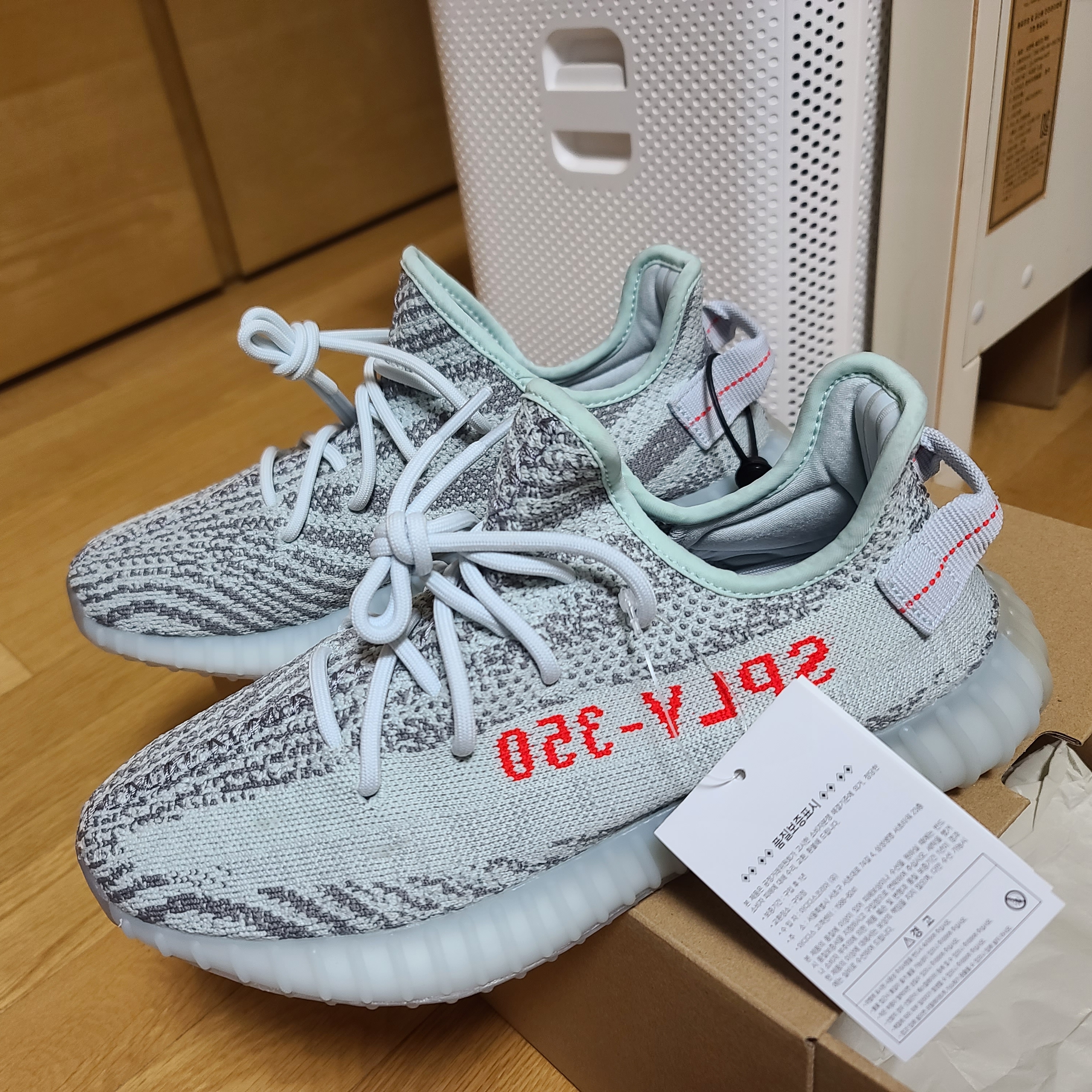 Adidas Yeezy Boost 350 V2 Blue Tint 2017 착용 스타일 - 1