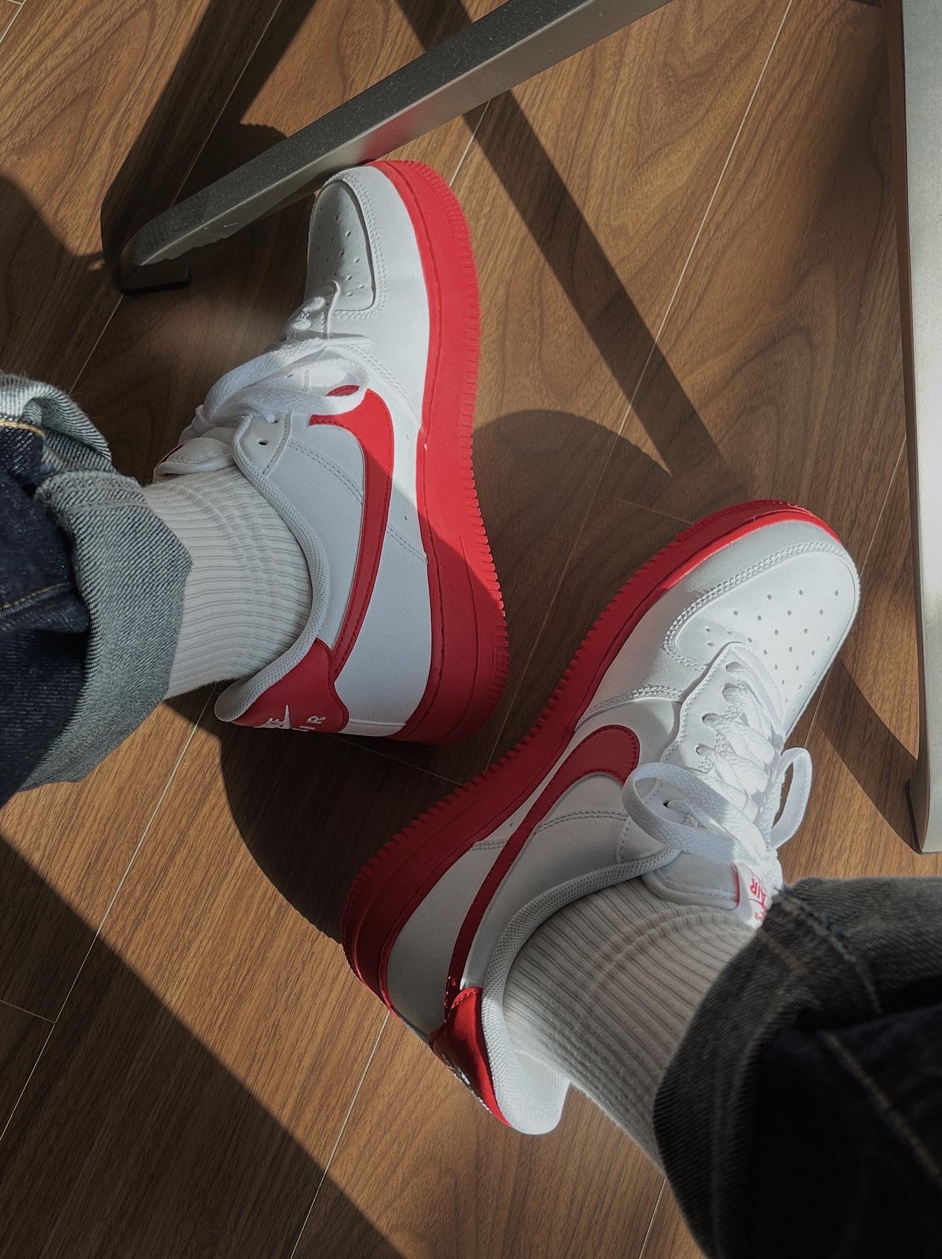 Nike Air Force 1 Low White Red Midsole 착용 스타일 - 1