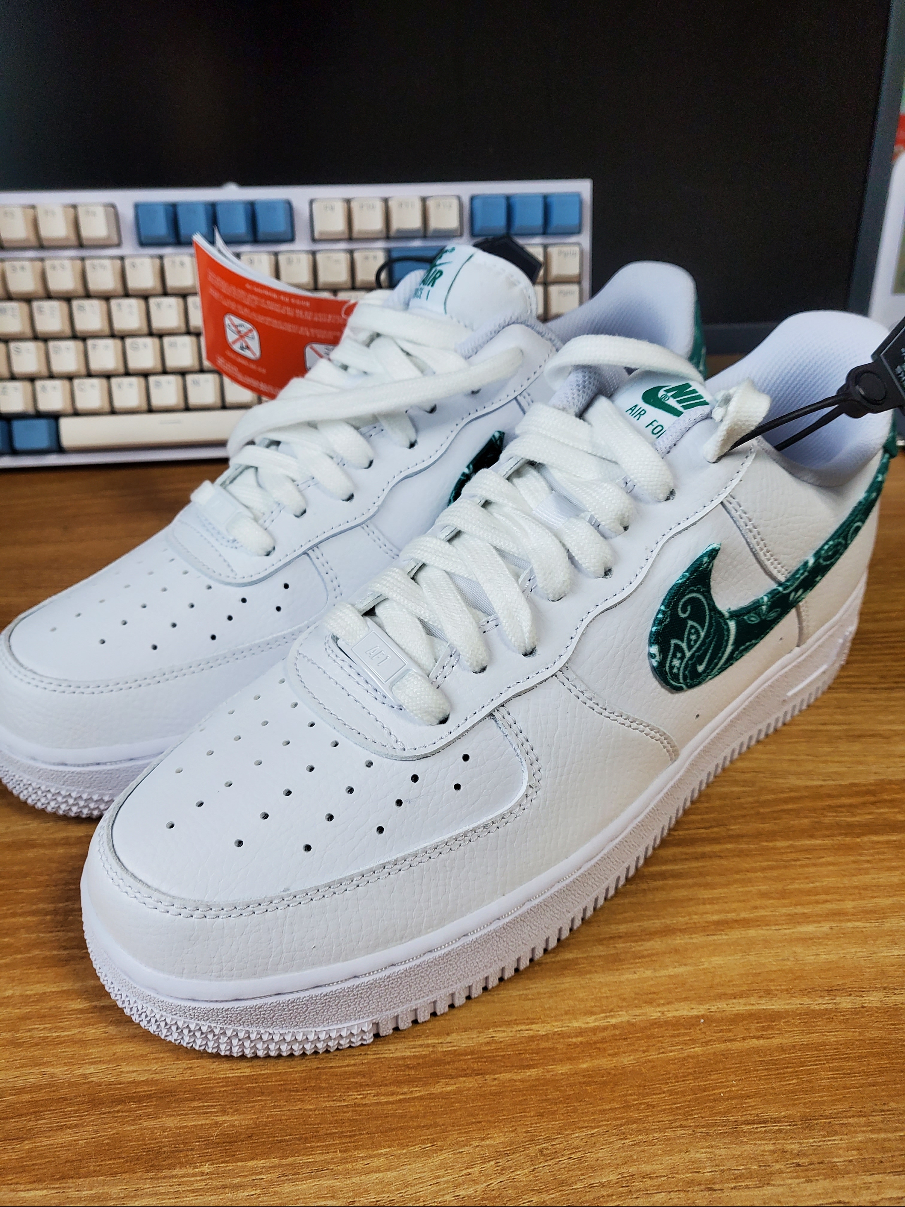 (W) Nike Air Force 1 '07 Essential Paisley Swoosh White Malachite 착용 스타일 - 1