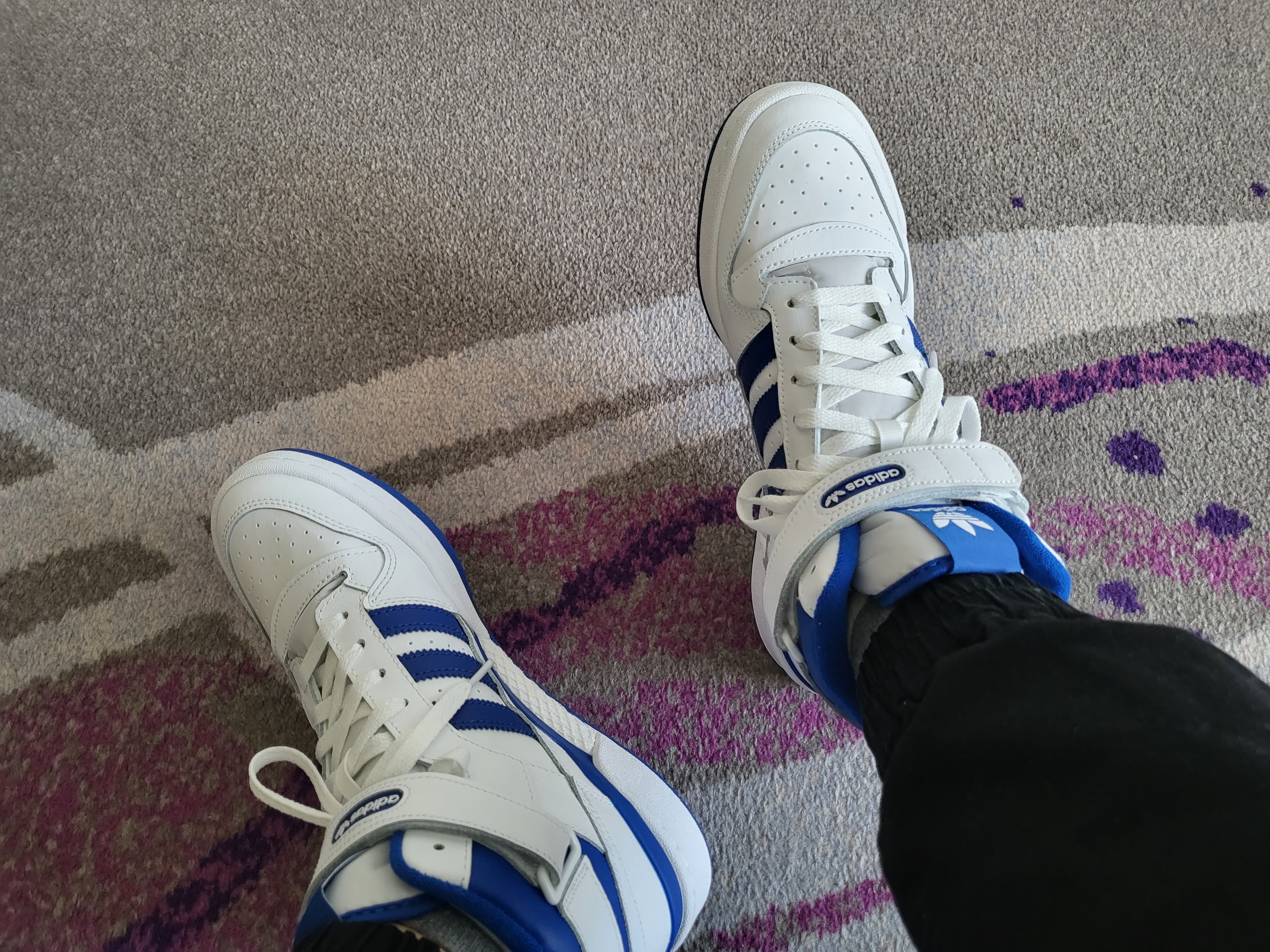 Adidas Forum Mid White Royal Blue 착용 스타일 - 5
