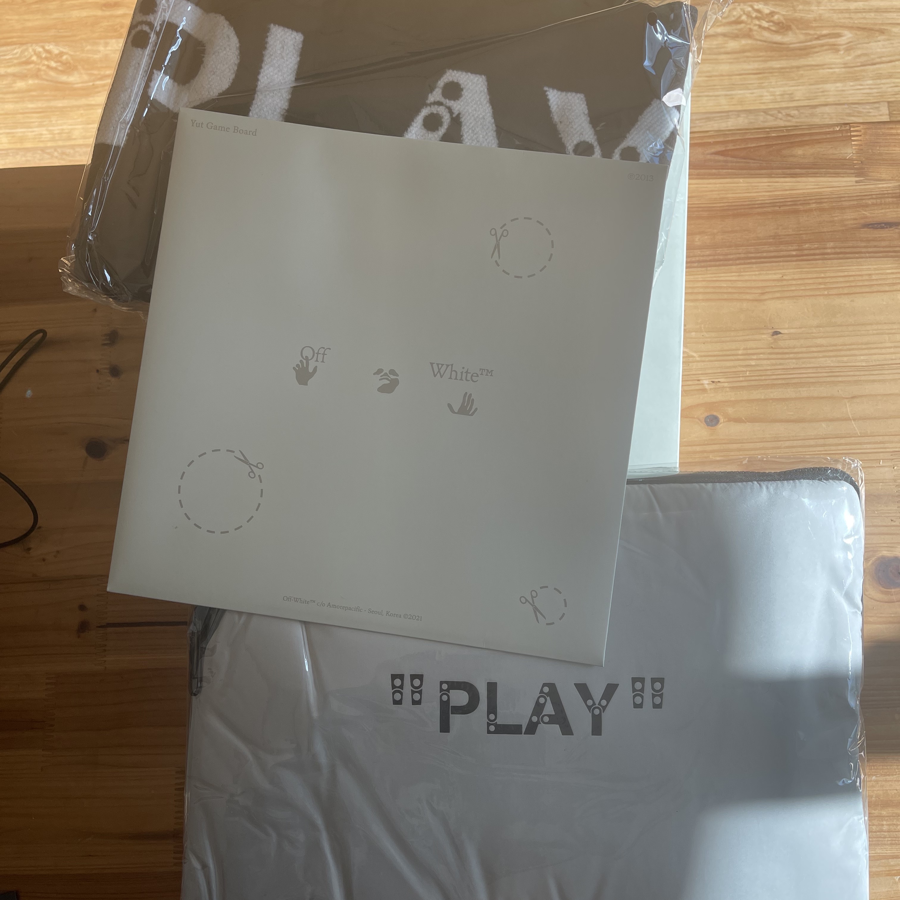 Off-White x Amore Pacific Play Kit 착용 스타일 - 2