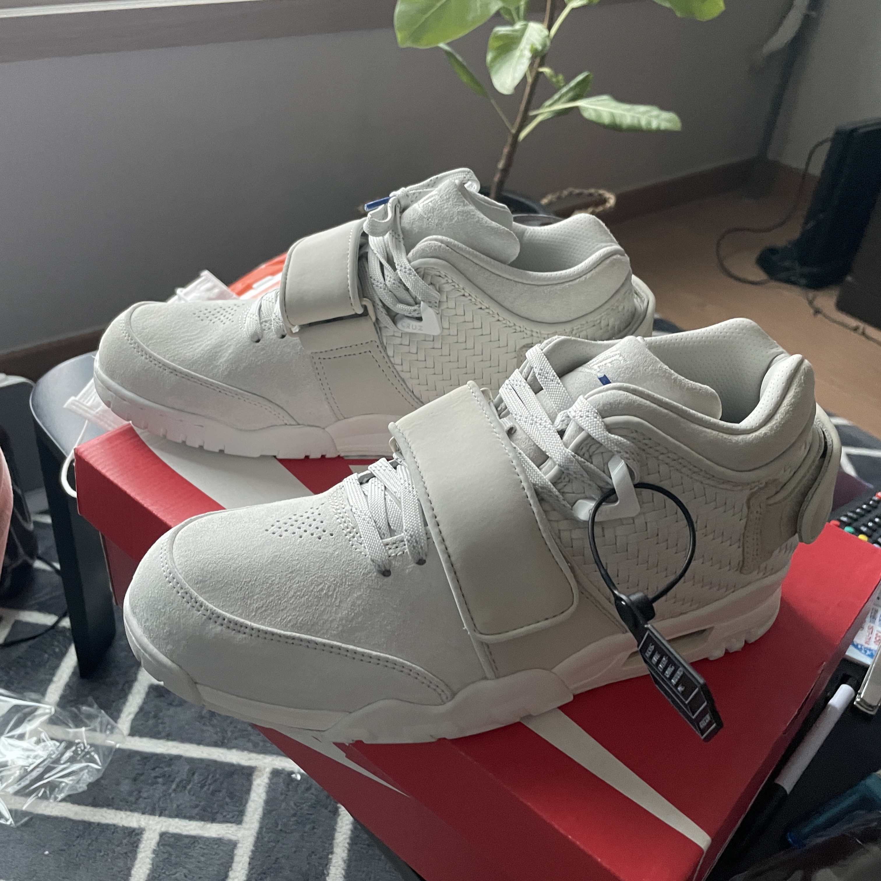 Nike Air Trainer Victor Cruz Light Bone, Maison Mihara Yasuhiro Peterson OG Sole Canvas Low Sneakers Black 착용 스타일 - 1