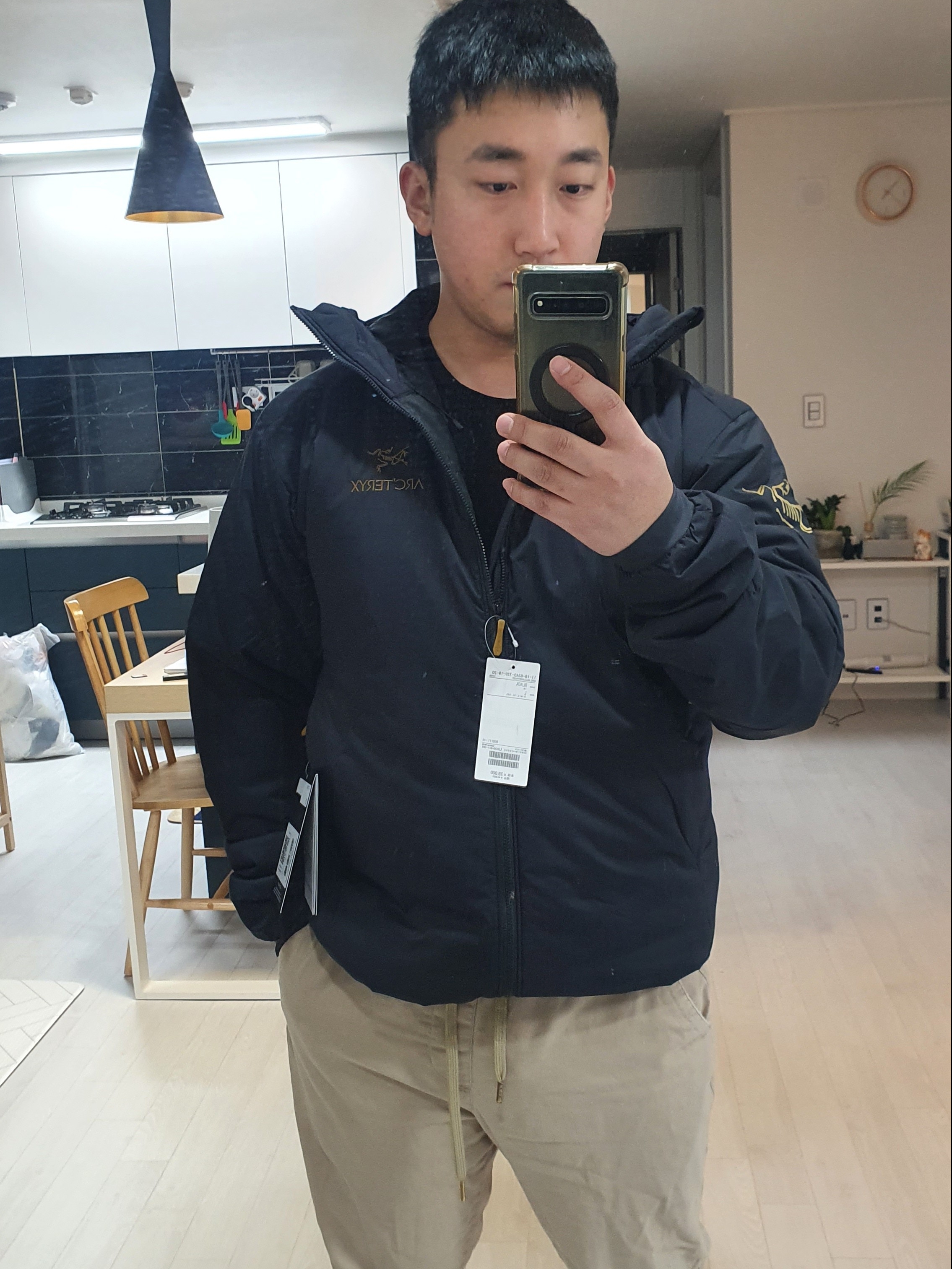 Arc'teryx x Beams Atom AR Hoody Black Gold 착용 스타일 - 2