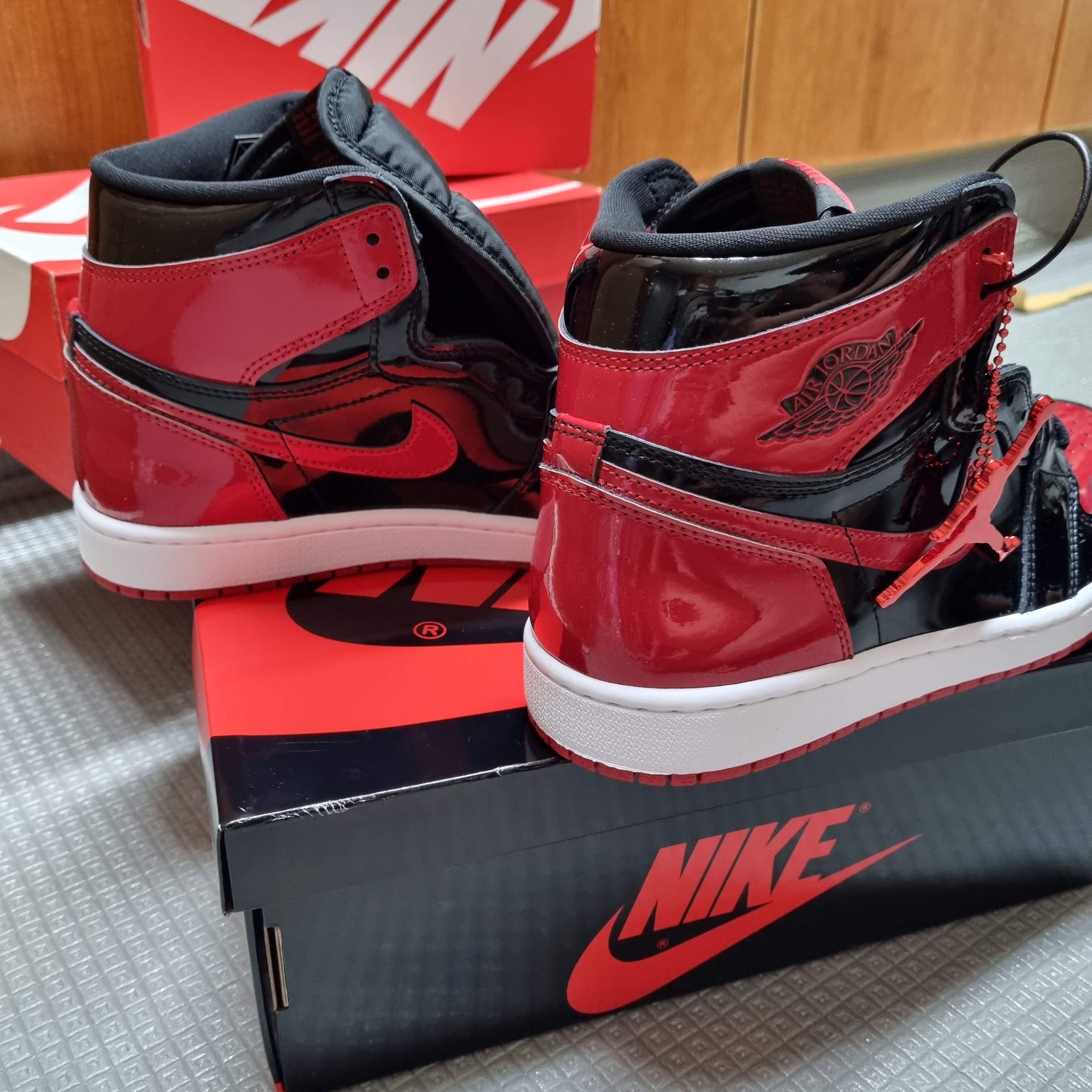Jordan 1 Retro High OG Patent Bred 착용 스타일 - 3