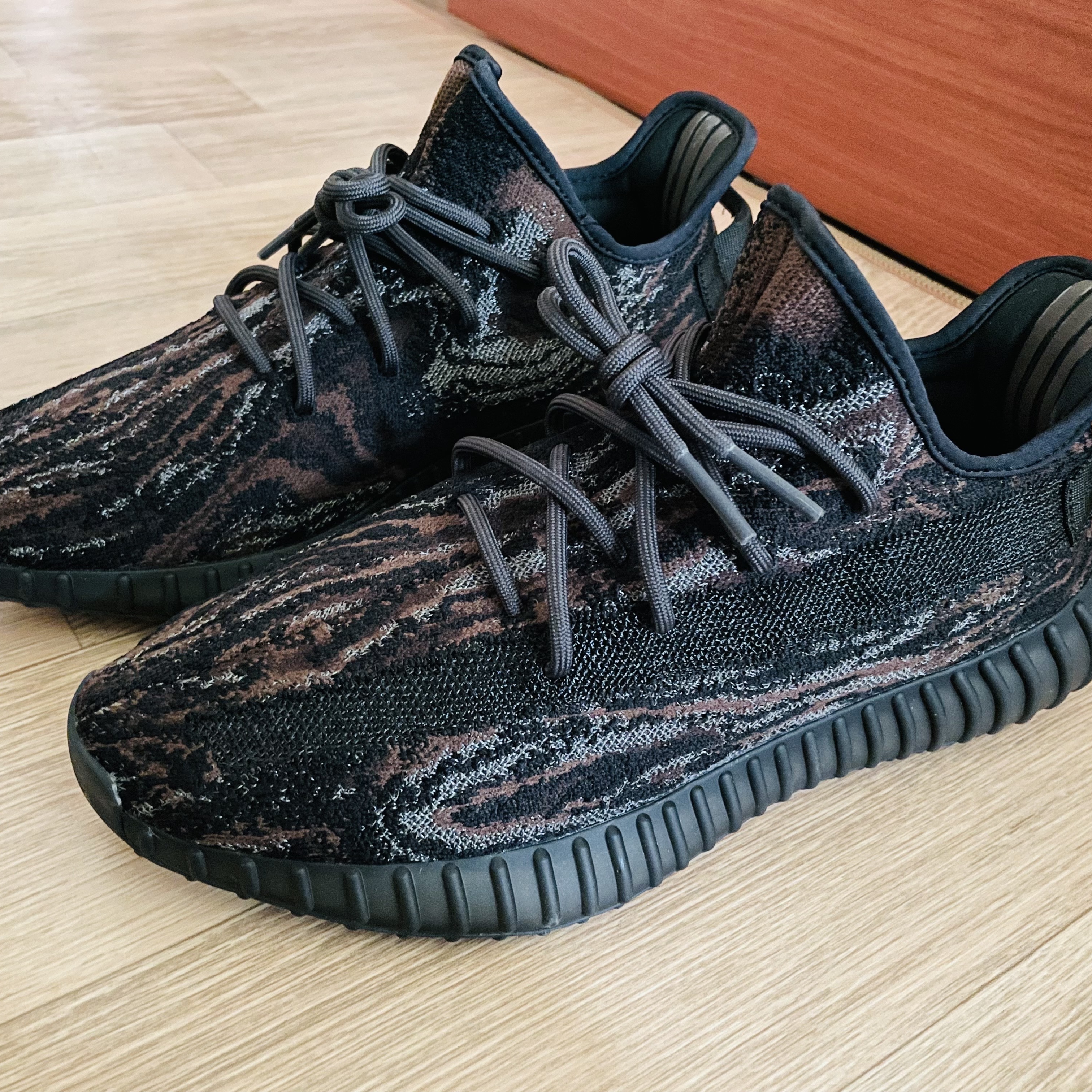 Adidas Yeezy Boost 350 V2 Blue Tint 2017, Adidas Yeezy Boost 350 V2 MX Rock 착용 스타일 - 2