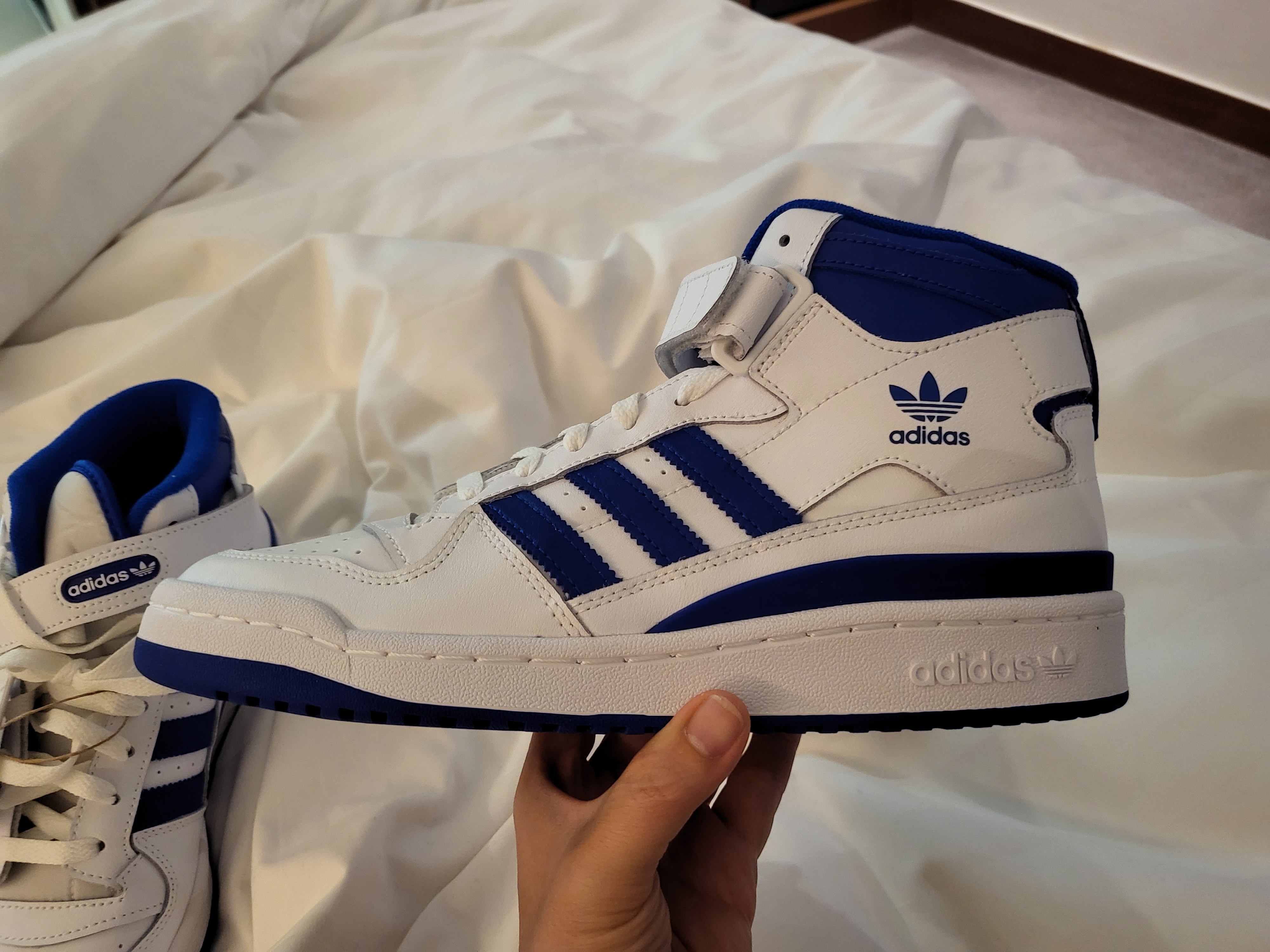 Adidas Forum Mid White Royal Blue 착용 스타일 - 4