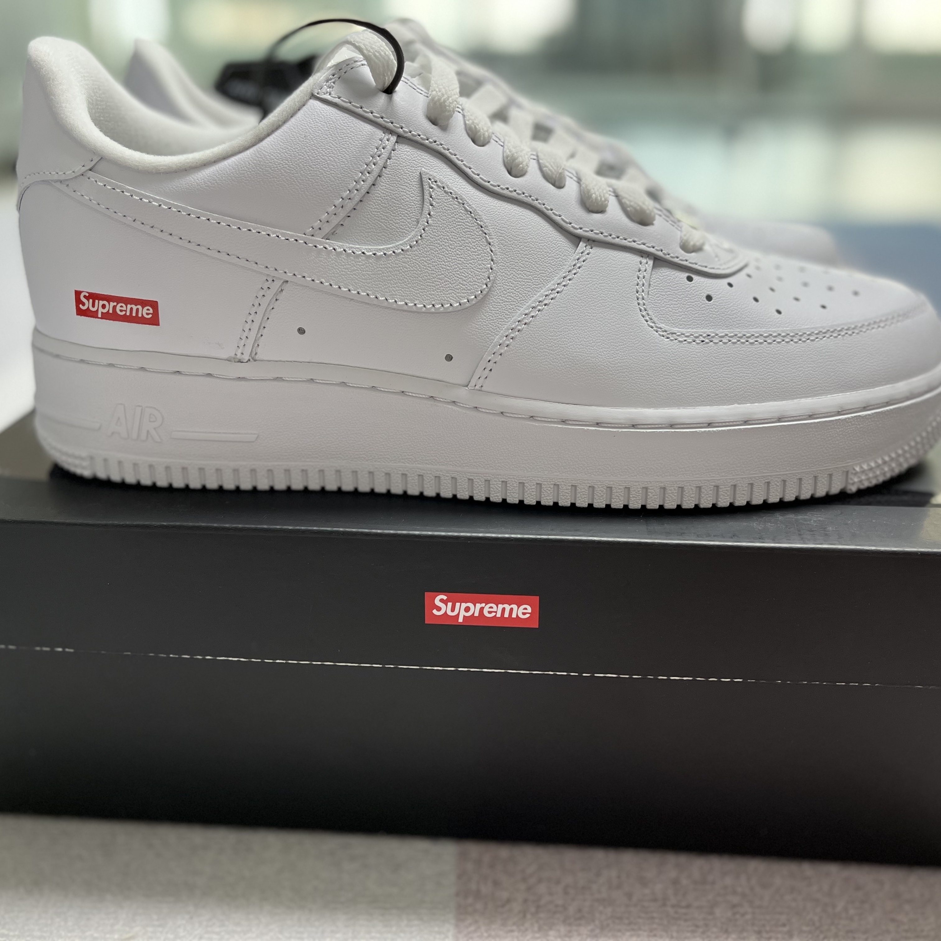 Nike x Supreme Air Force 1 Low White 착용 스타일 - 2