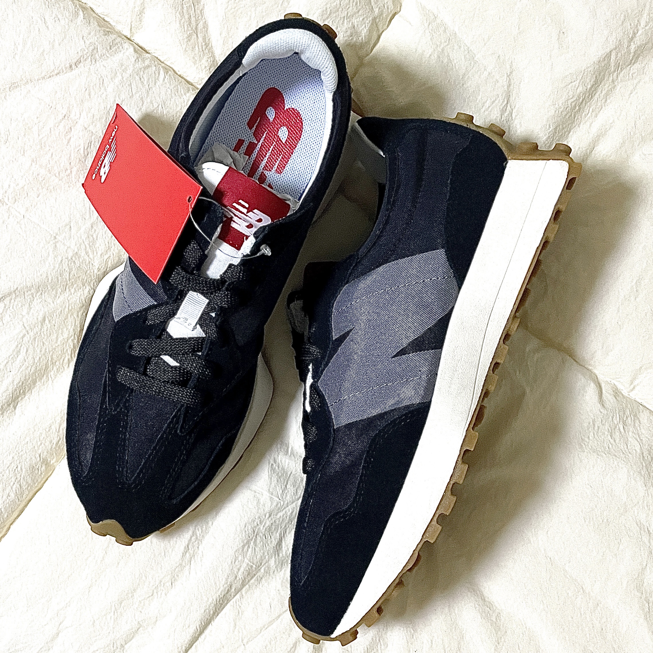 New Balance 327 Black Grey Gum 착용 스타일