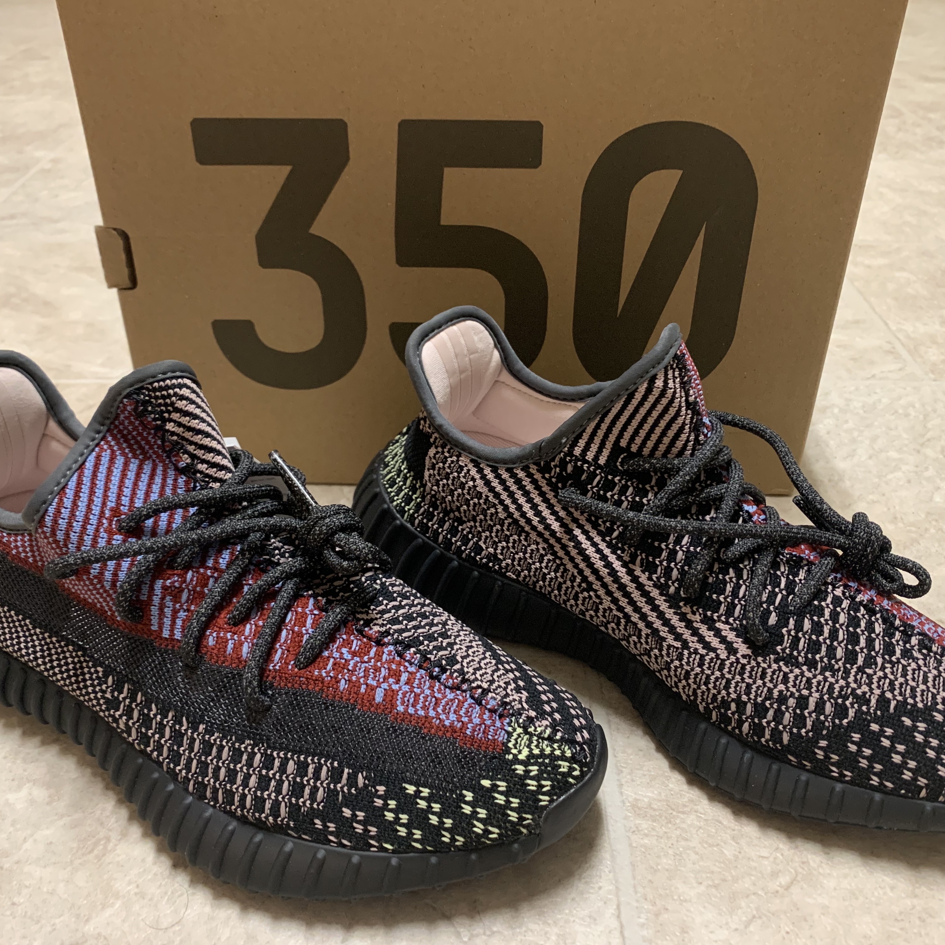 Adidas Yeezy Boost 350 V2 Yecheil - Non-Reflective 착용 스타일