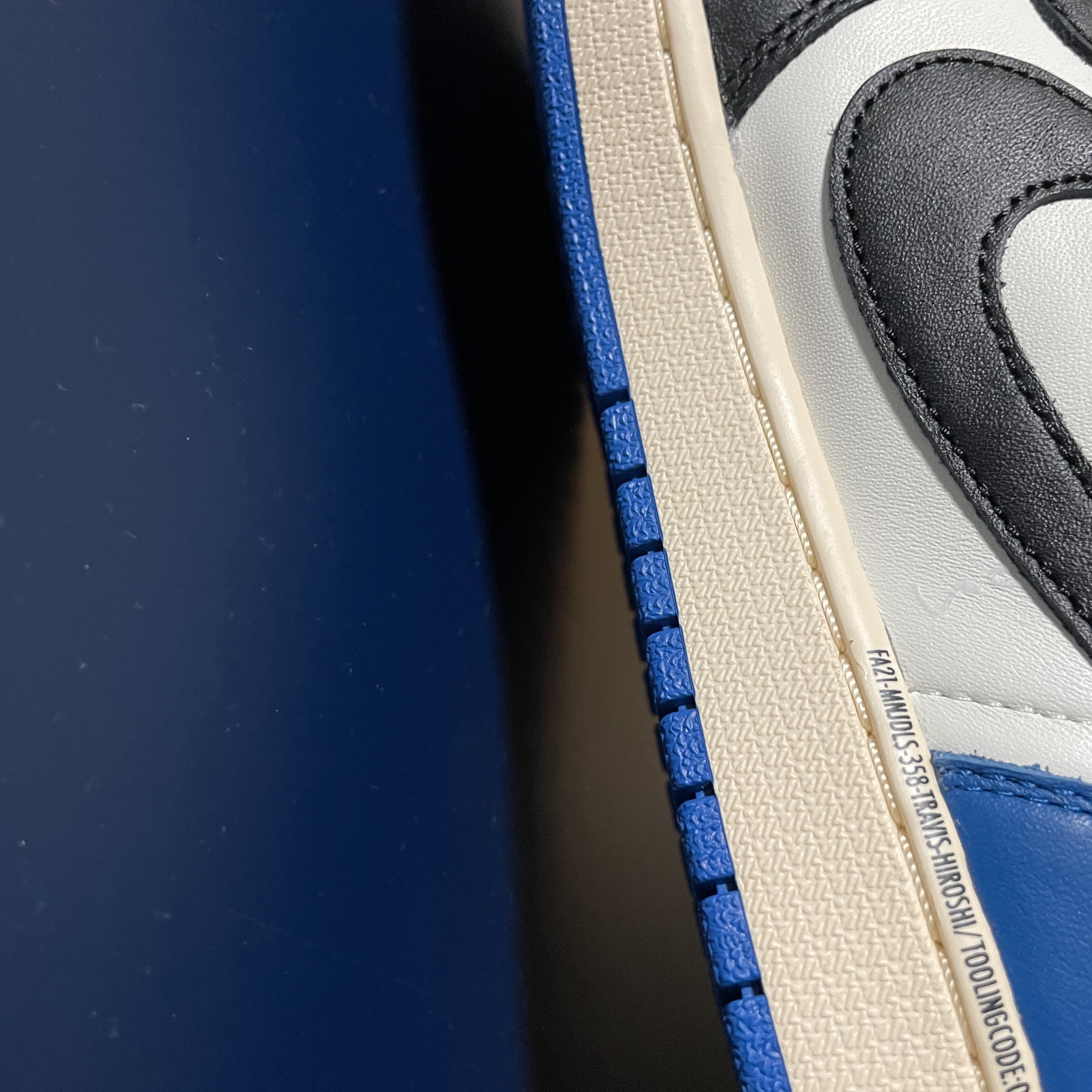 Jordan 1 x Travis Scott x Fragment Retro Low OG SP Military Blue 착용 스타일 - 5