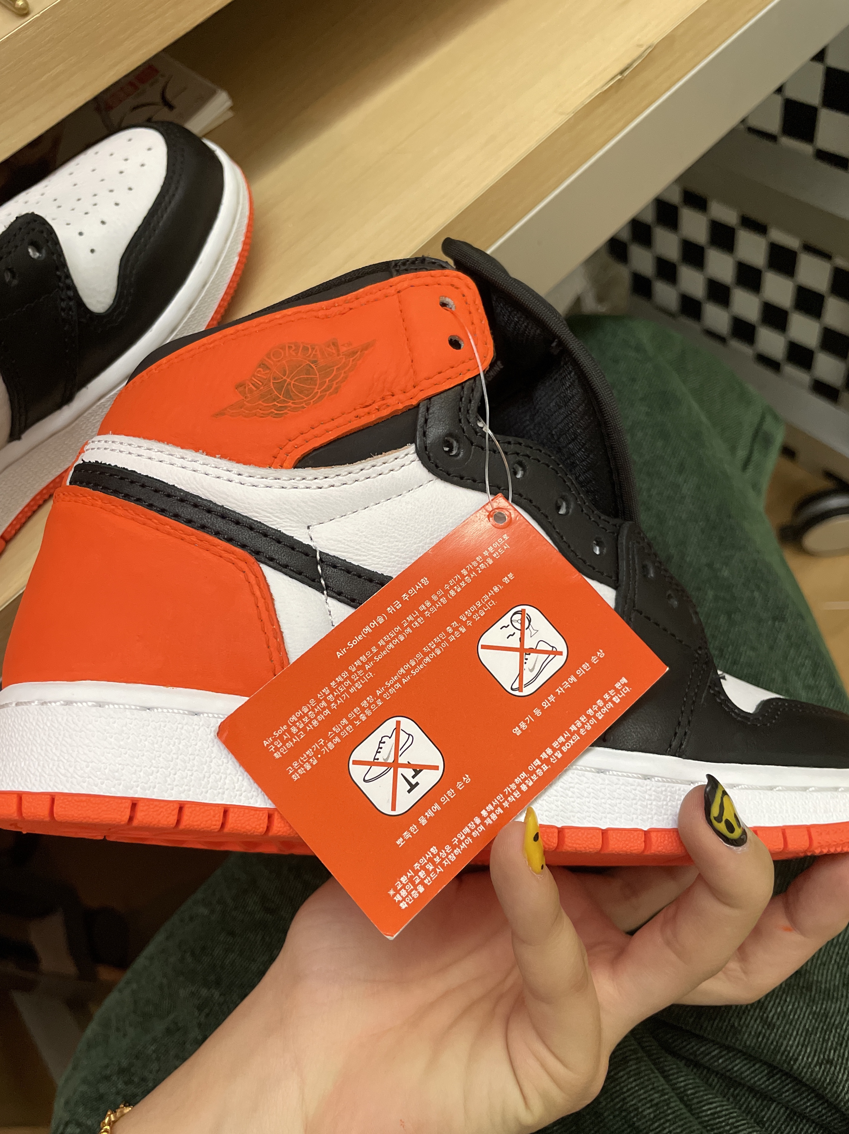 (GS) Jordan 1 Retro High OG Electro Orange 착용 스타일 - 1