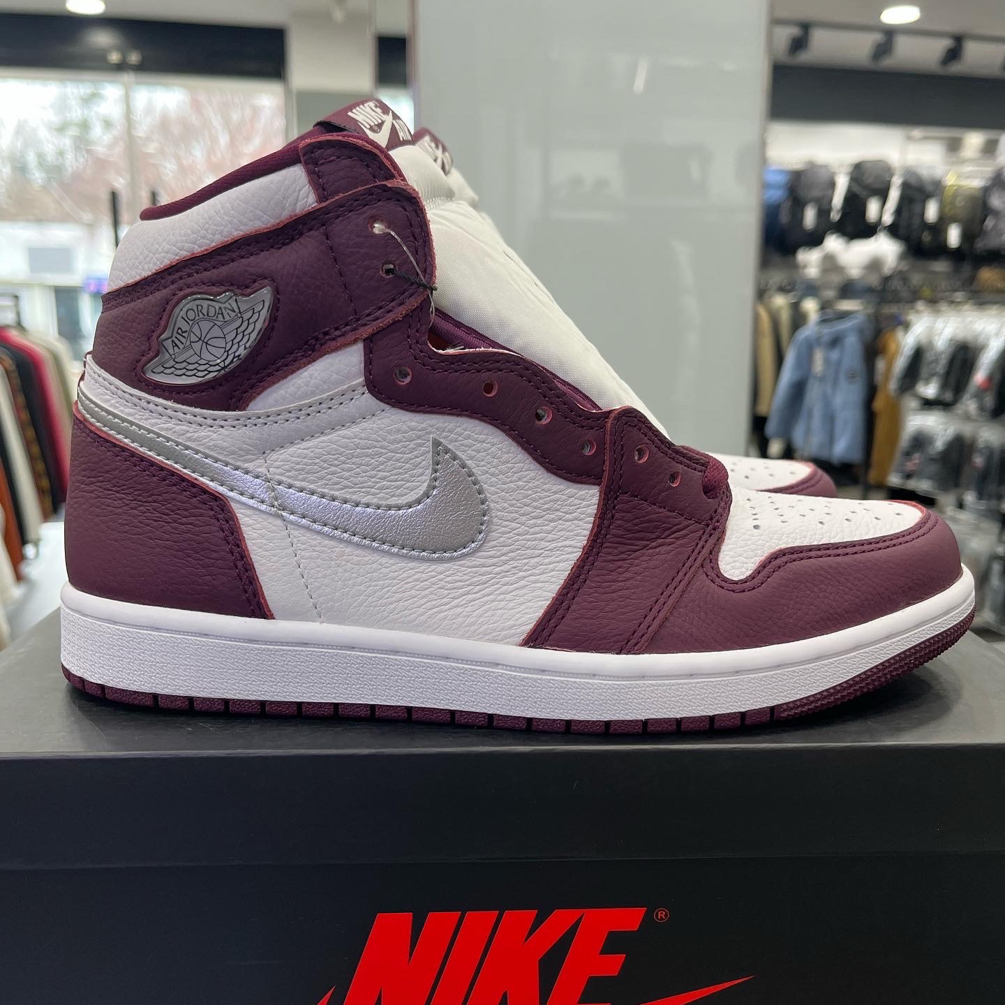 Jordan 1 Retro High OG Bordeaux 착용 스타일 - 3