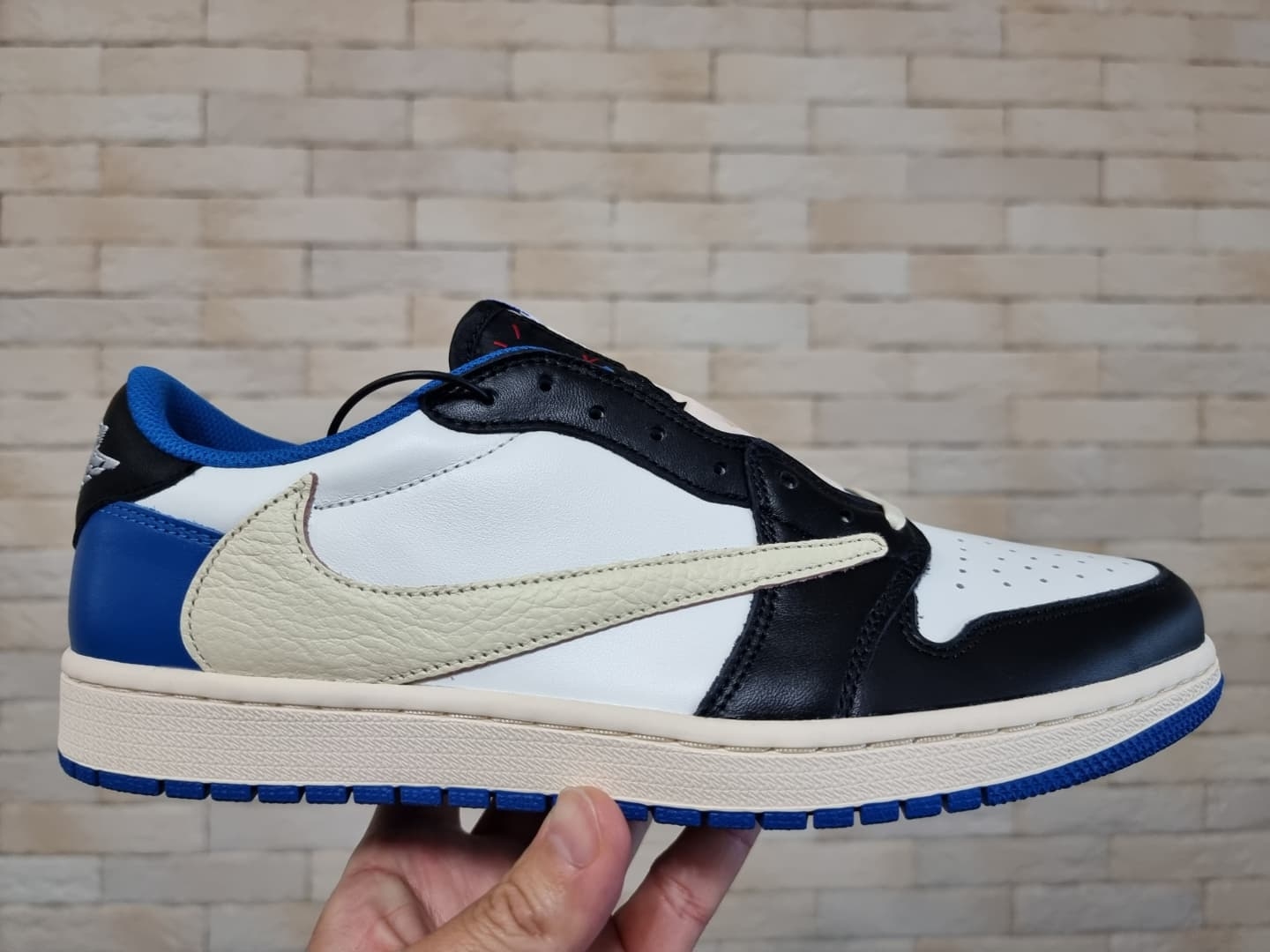 Jordan 1 x Travis Scott x Fragment Retro Low OG SP Military Blue 착용 스타일 - 2