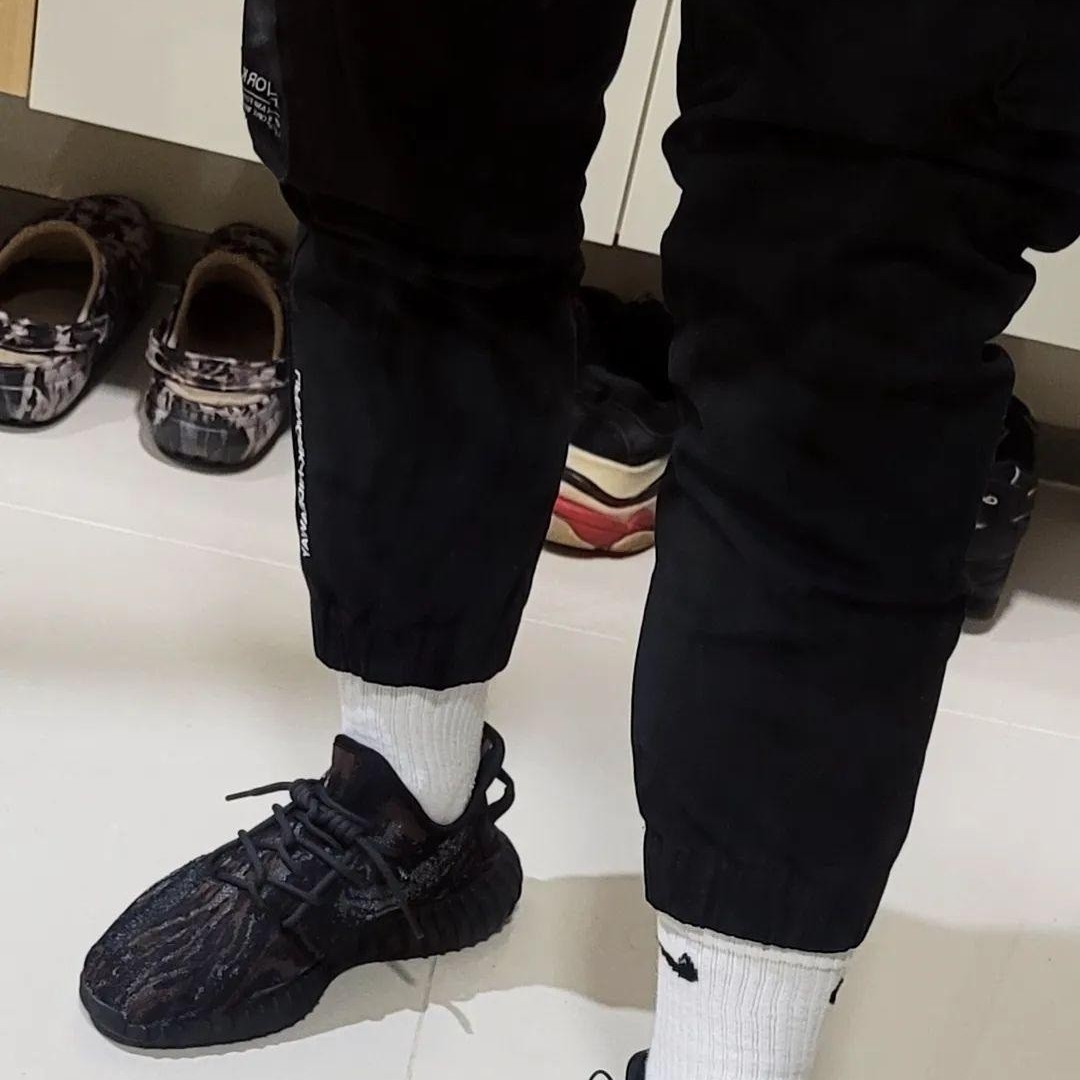Adidas Yeezy Boost 350 V2 MX Rock 착용 스타일 - 1