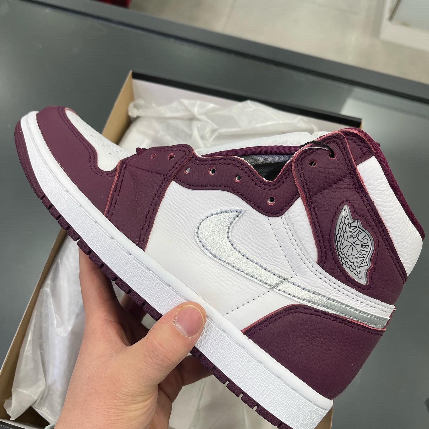 Jordan 1 Retro High OG Bordeaux 착용 스타일 - 1