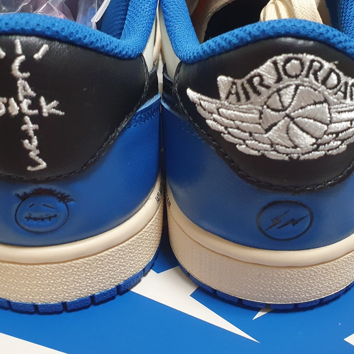 Jordan 1 x Travis Scott x Fragment Retro Low OG SP Military Blue 착용 스타일 - 5