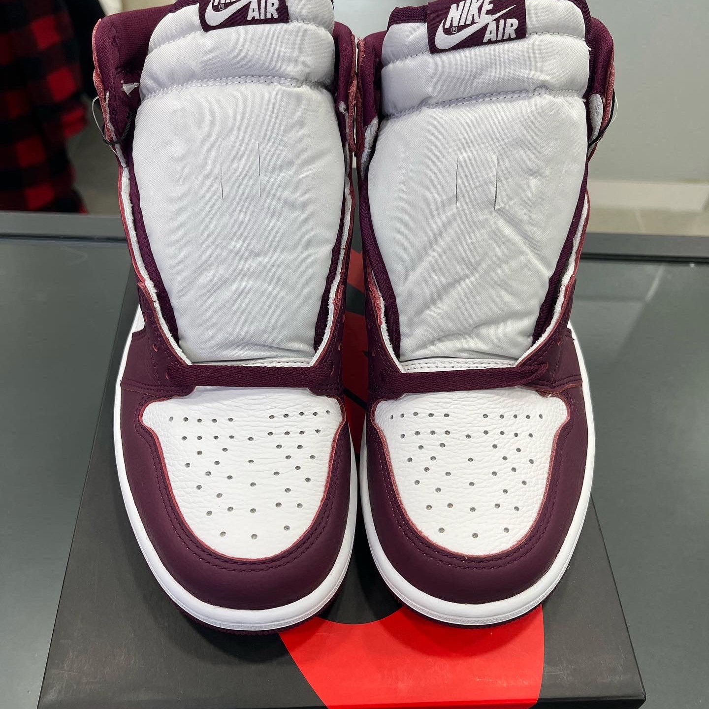 Jordan 1 Retro High OG Bordeaux 착용 스타일 - 2