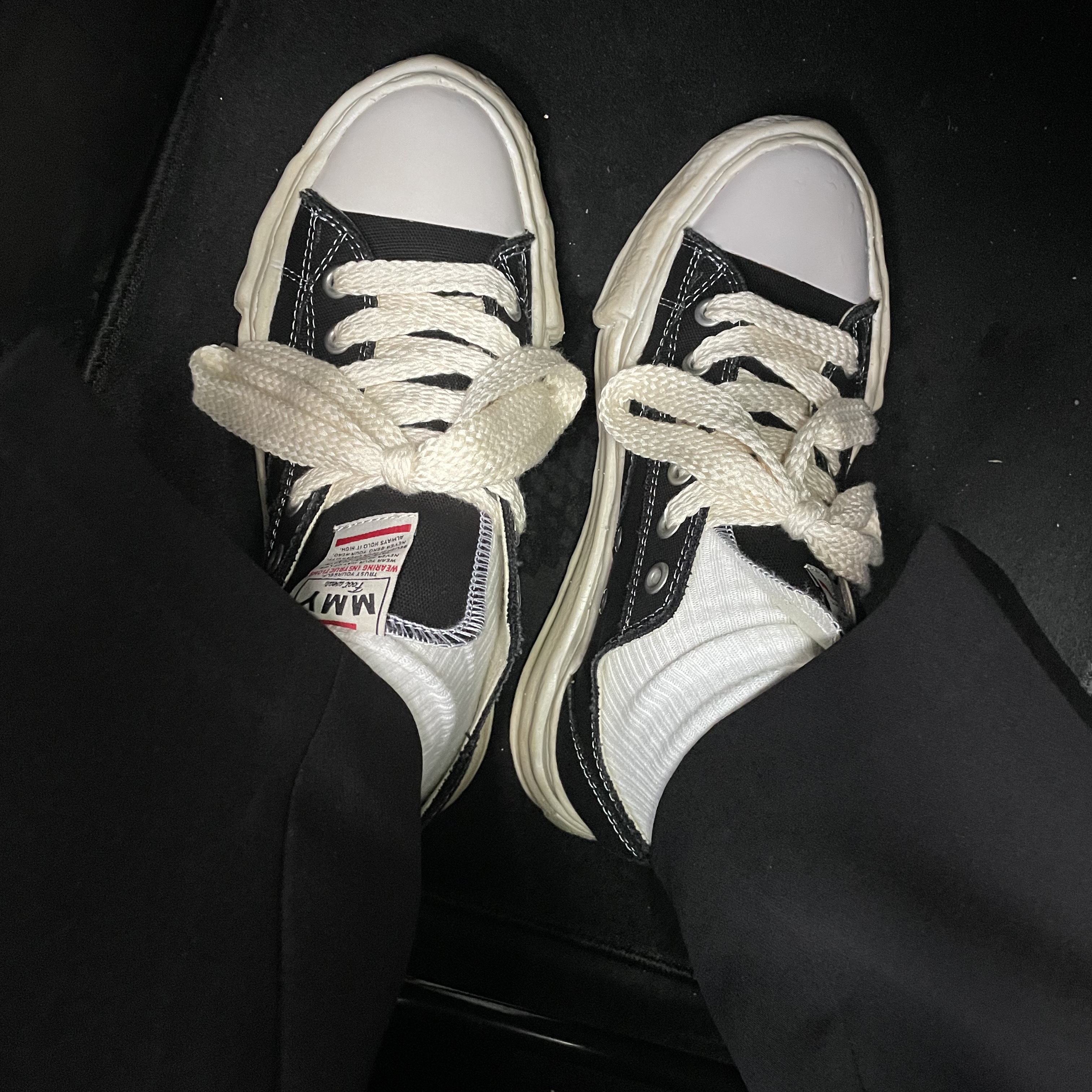 Maison Mihara Yasuhiro Peterson OG Sole OD Canvas Low-top Sneakers Black, Maison Mihara Yasuhiro Baker OG Sole Canvas Low Cut Sneakers Black 착용 스타일 - 1