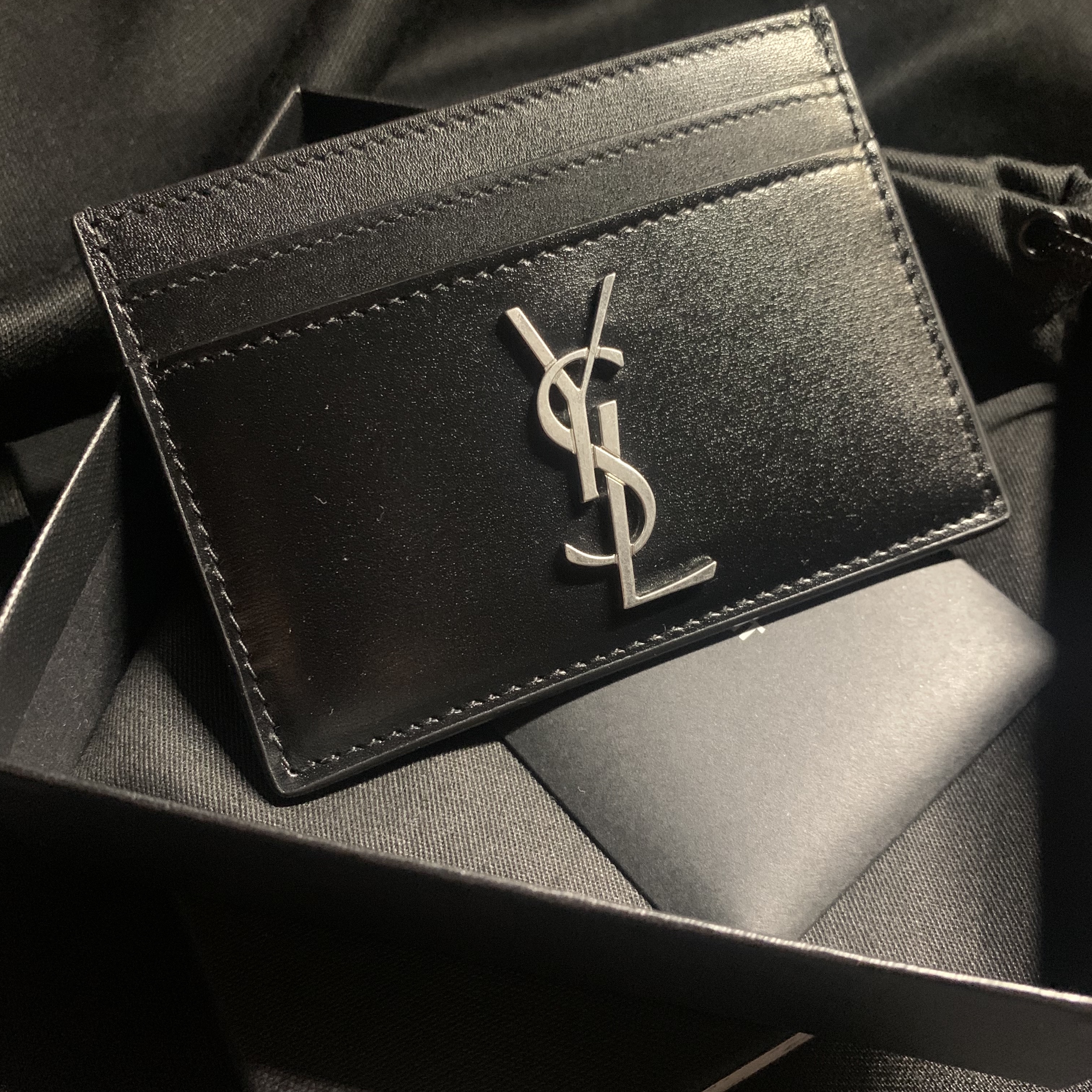 Saint Laurent Monogram Card Case in Smooth Leather Black 착용 스타일