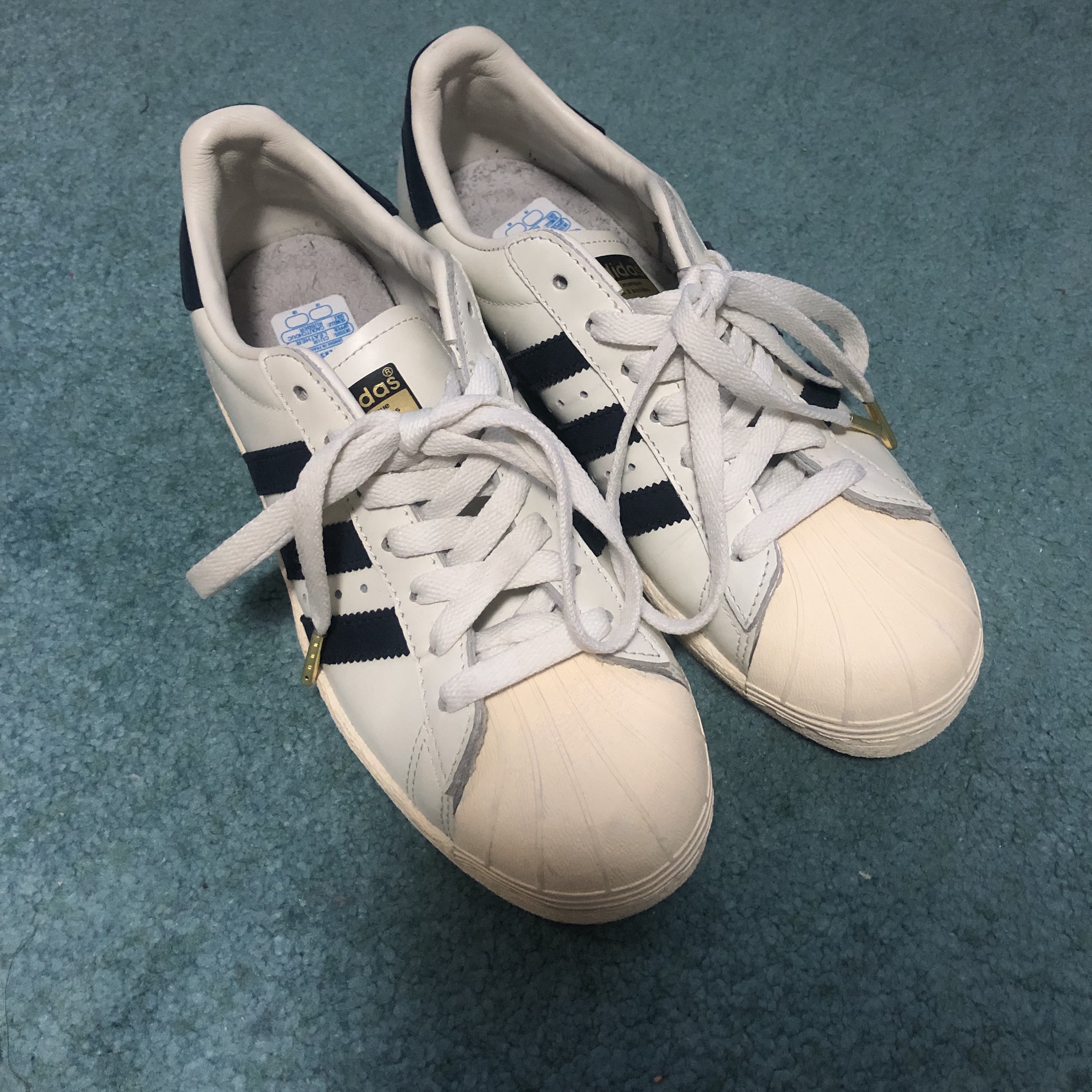 Adidas Superstar 80s DLX Vintage White Collegiate Navy 착용 스타일 - 1