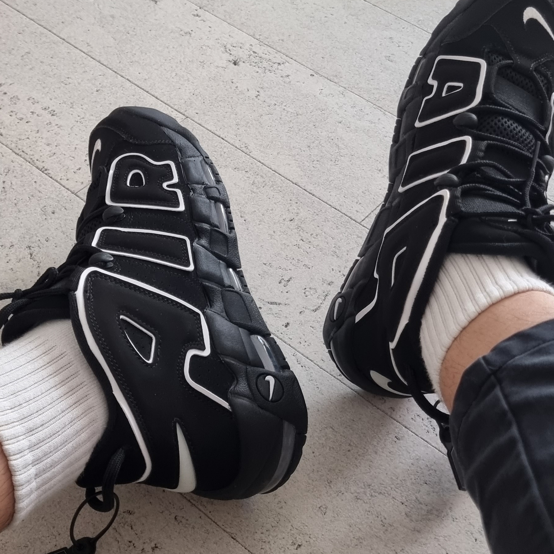 Nike Air More Uptempo Black White 2020 착용 스타일 - 3