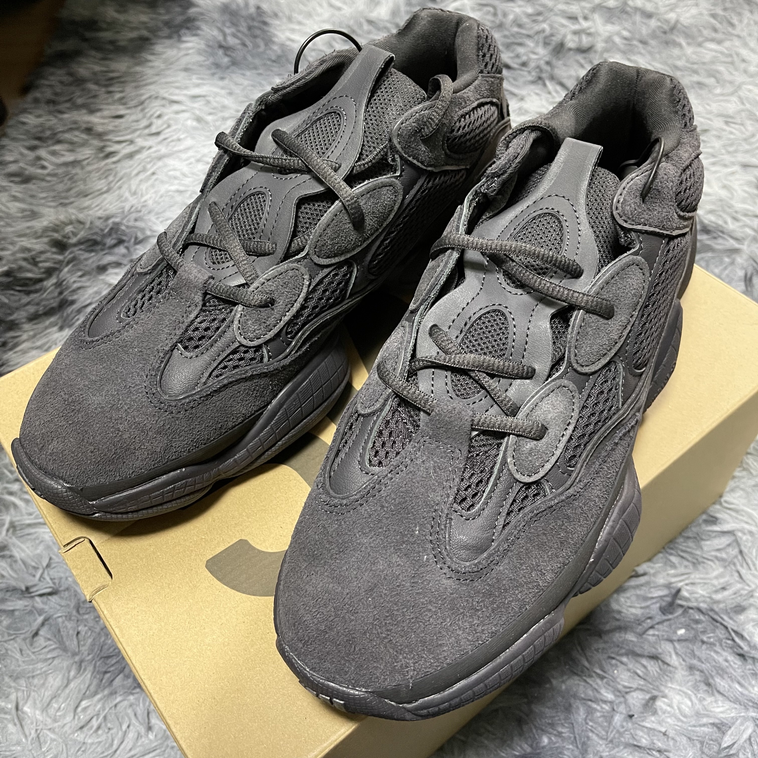 Adidas Yeezy 500 Utility Black 2018/2020 착용 스타일 - 1