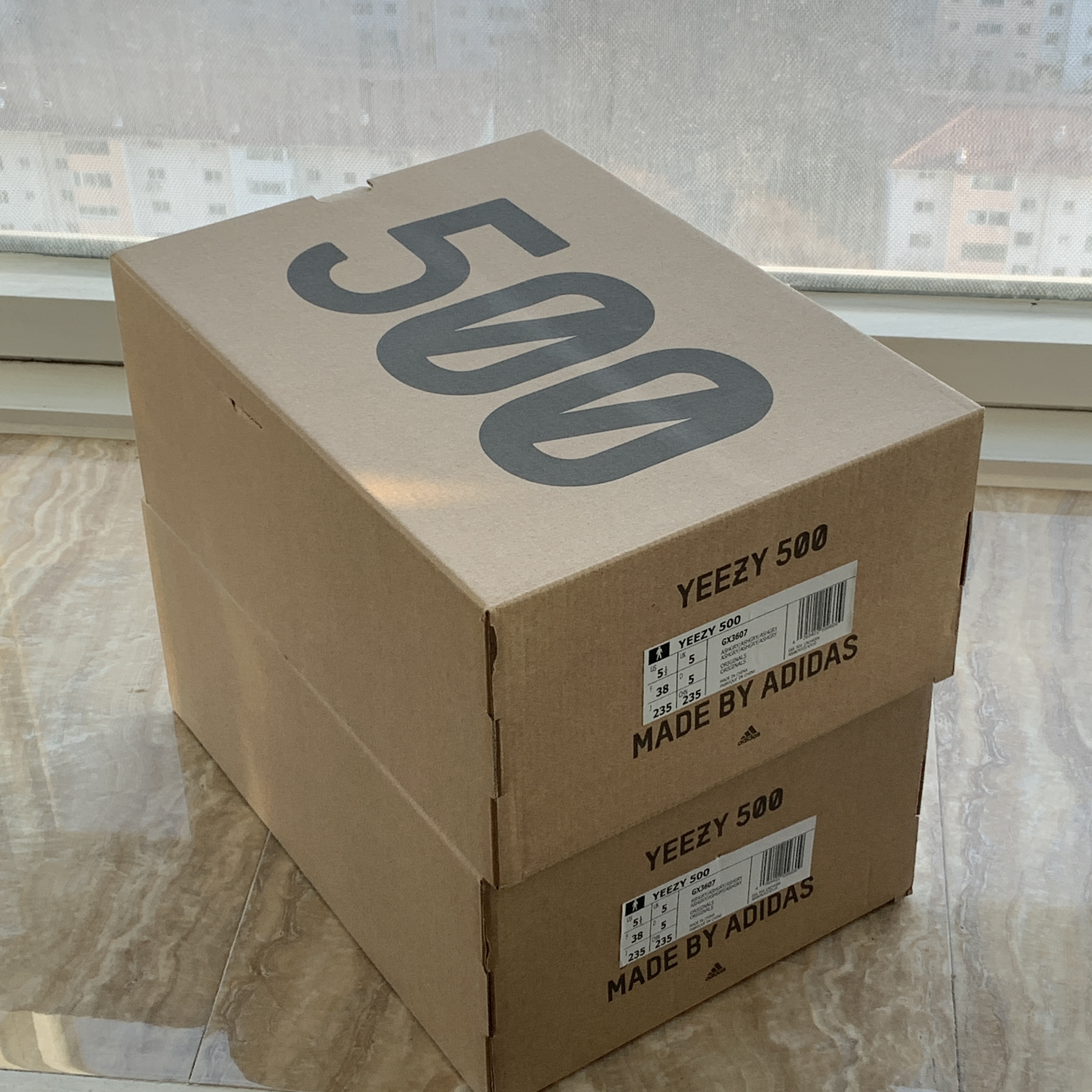 Adidas Yeezy 500 Ash Grey 착용 스타일