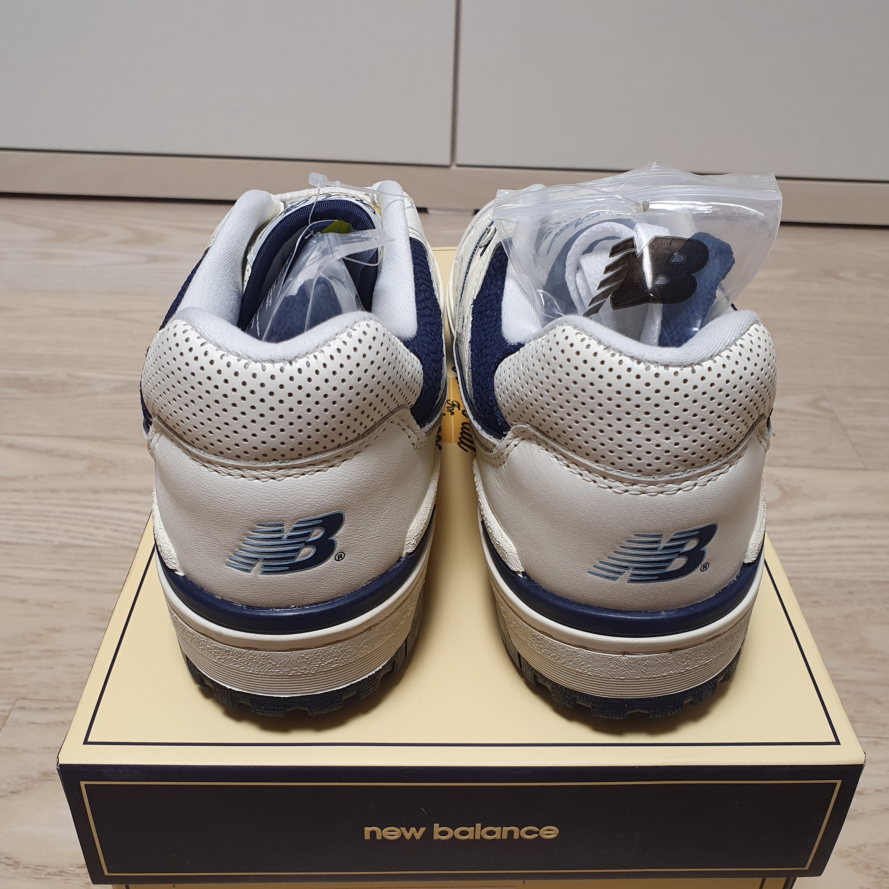New Balance x Rich Paul 550 White Baby Blue 착용 스타일 - 3