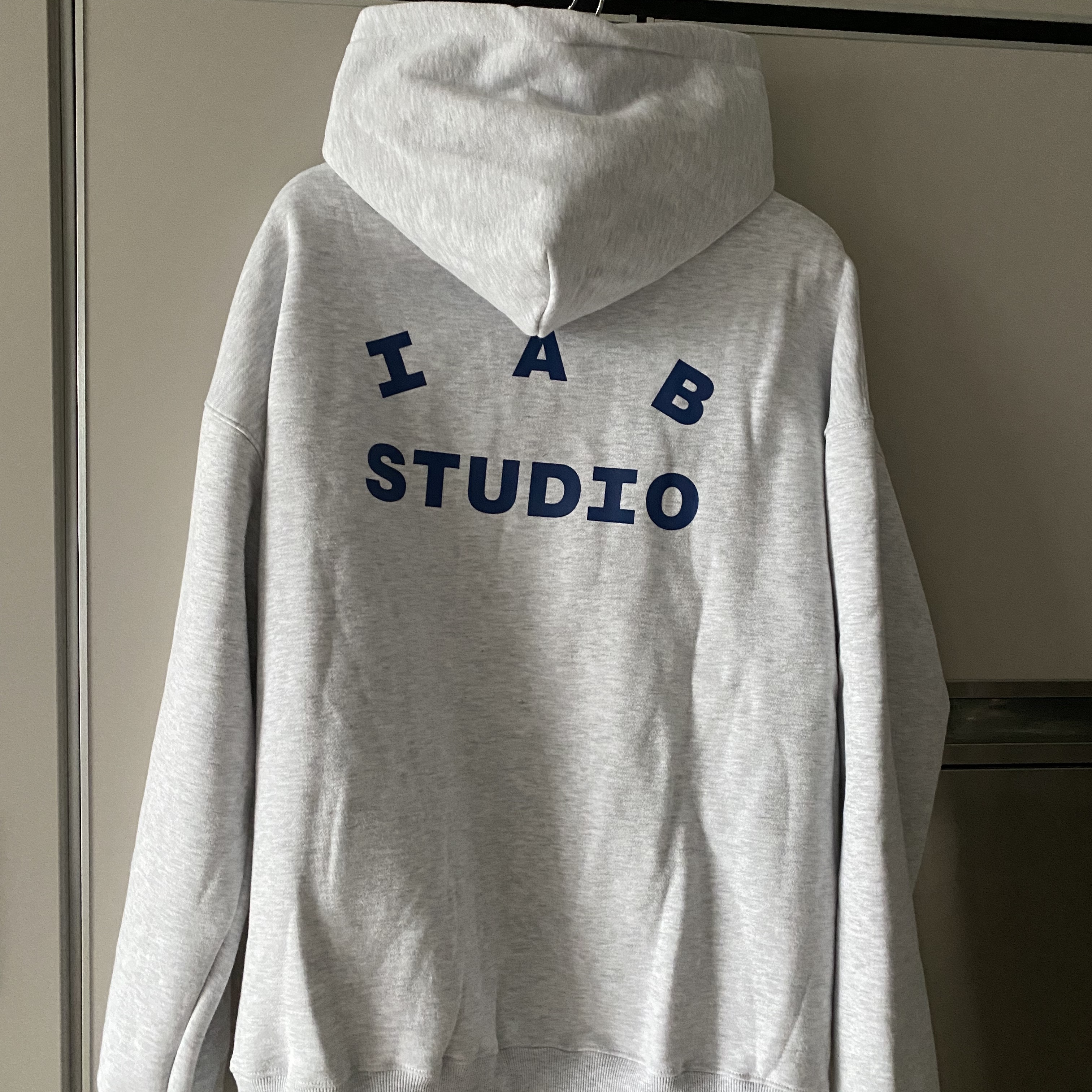 IAB Studio Hoodie Light Gray 착용 스타일