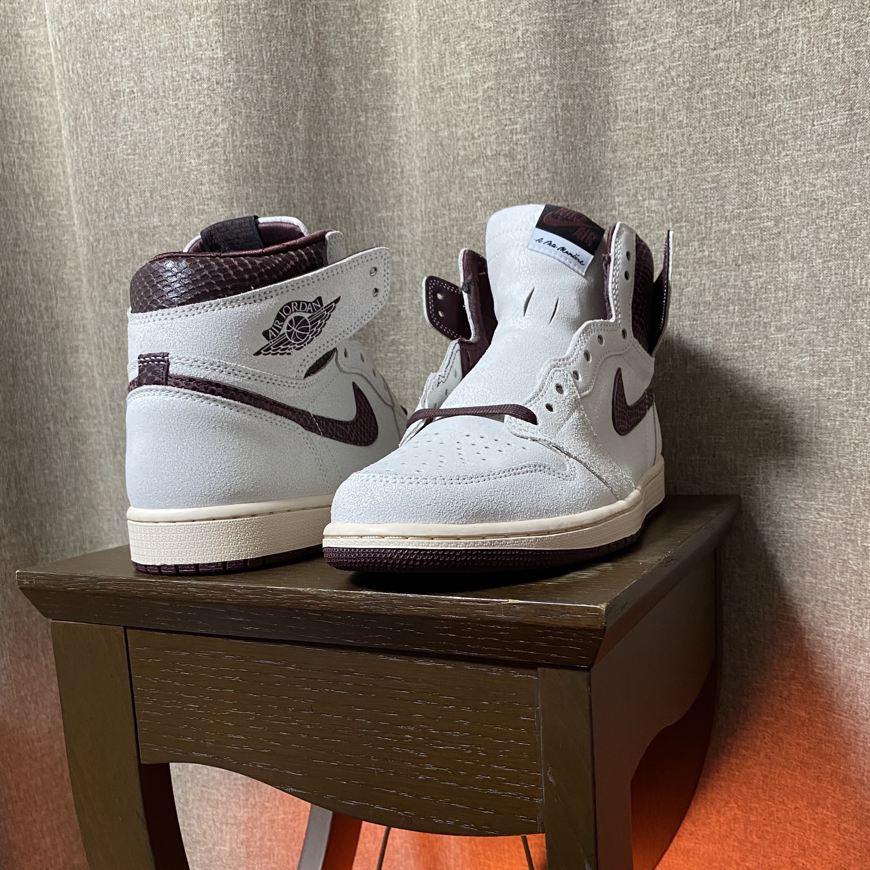 Jordan 1 x A Ma Maniere Retro High OG SP Sail and Burgundy 착용 스타일 - 2