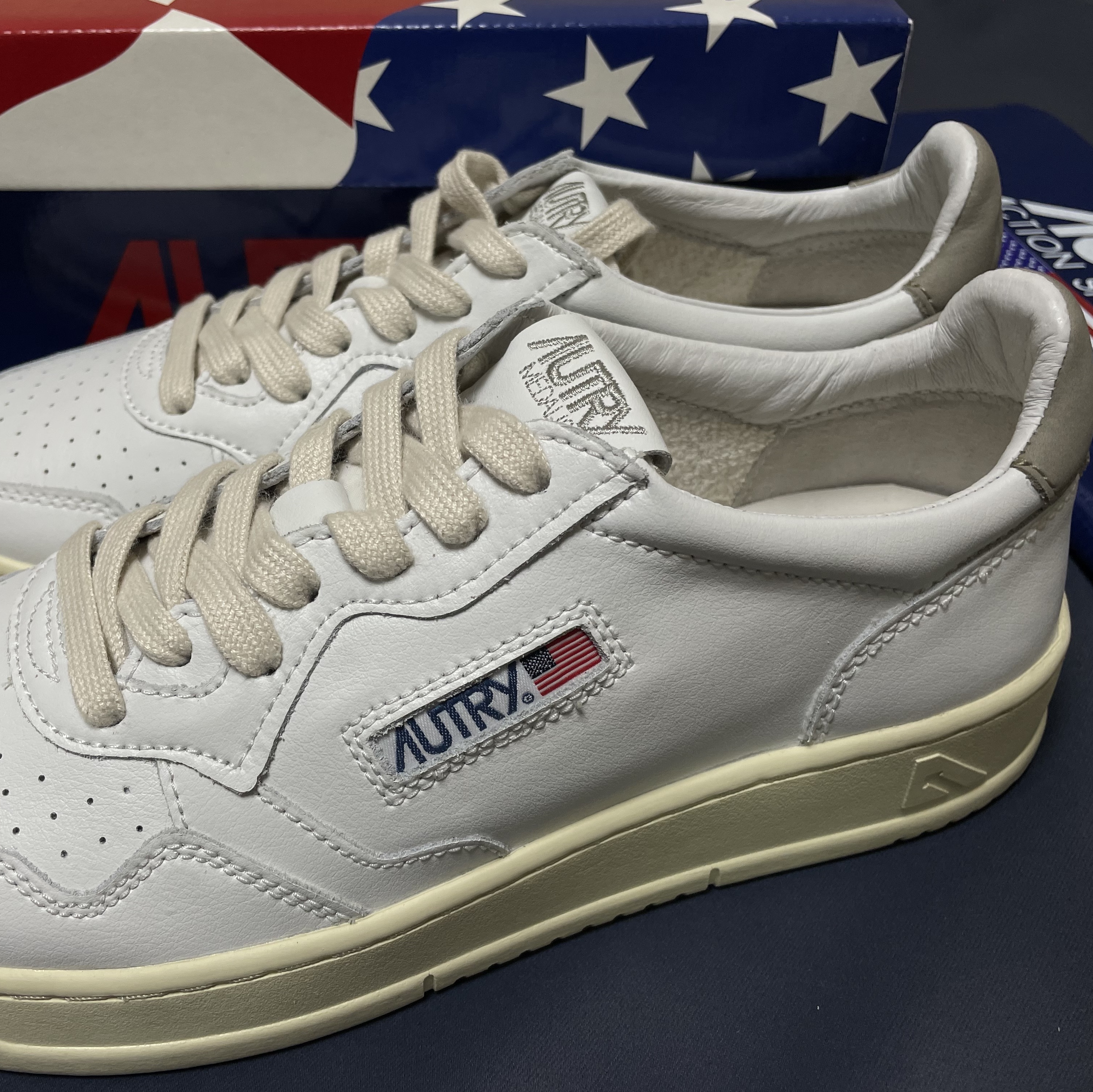 Autry Medalist Low Leather Sneakers White 착용 스타일